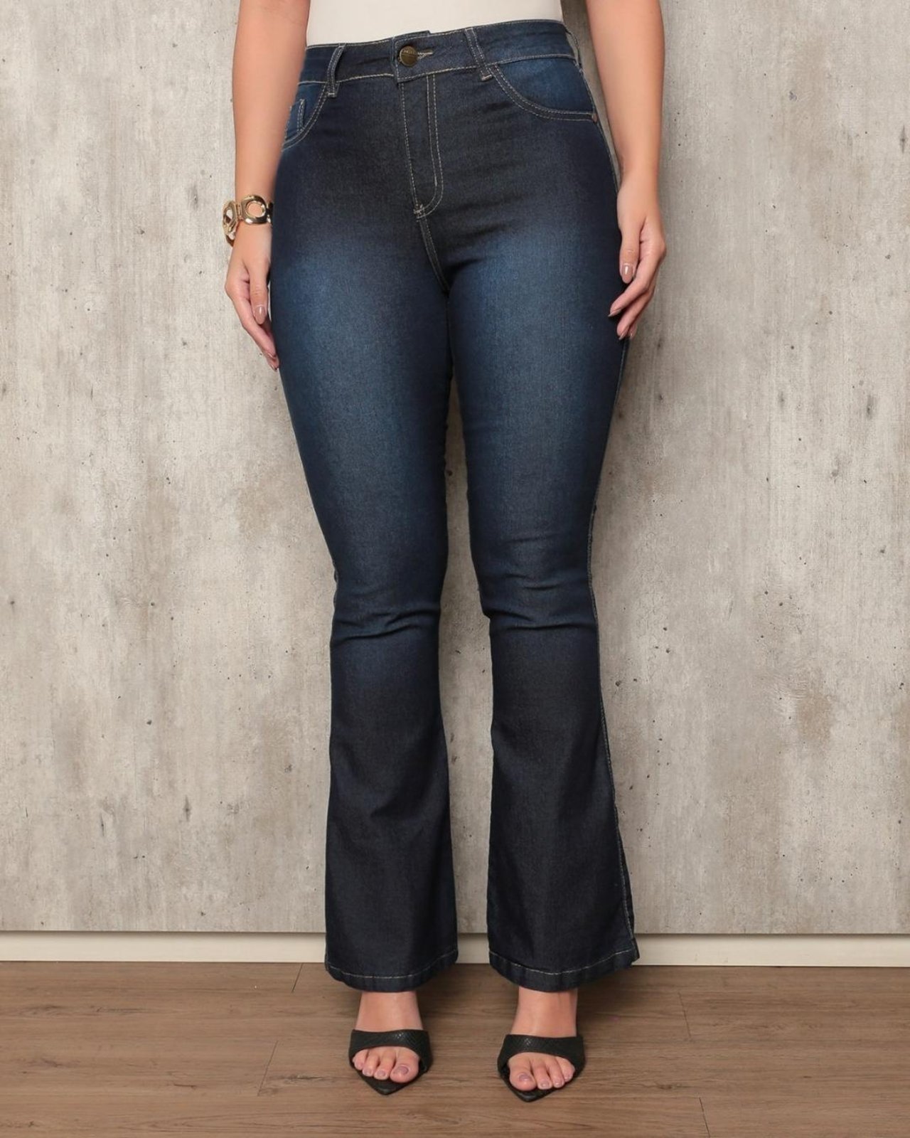 Calça Feminina Flare Avec com Bolsos e Tecido Stretch – Lavagem Escura