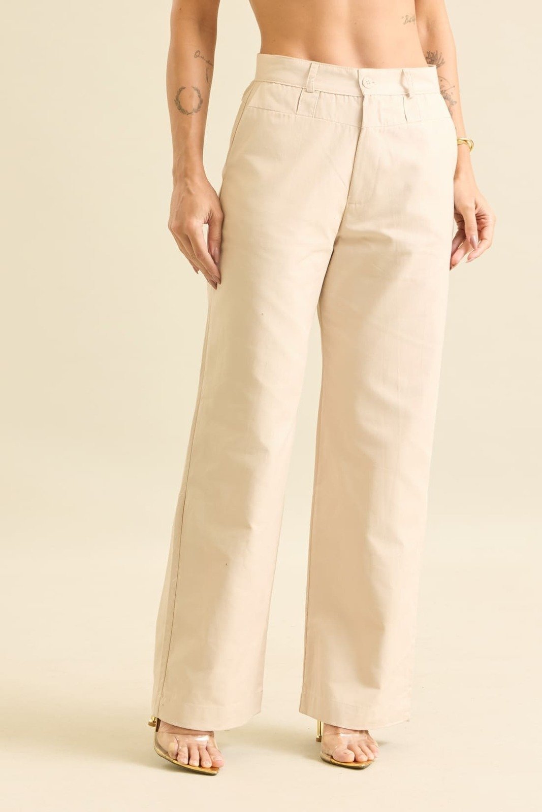 Calça Malha Reta Feminina Com Recortes e Bolsos Rise and Set Off White