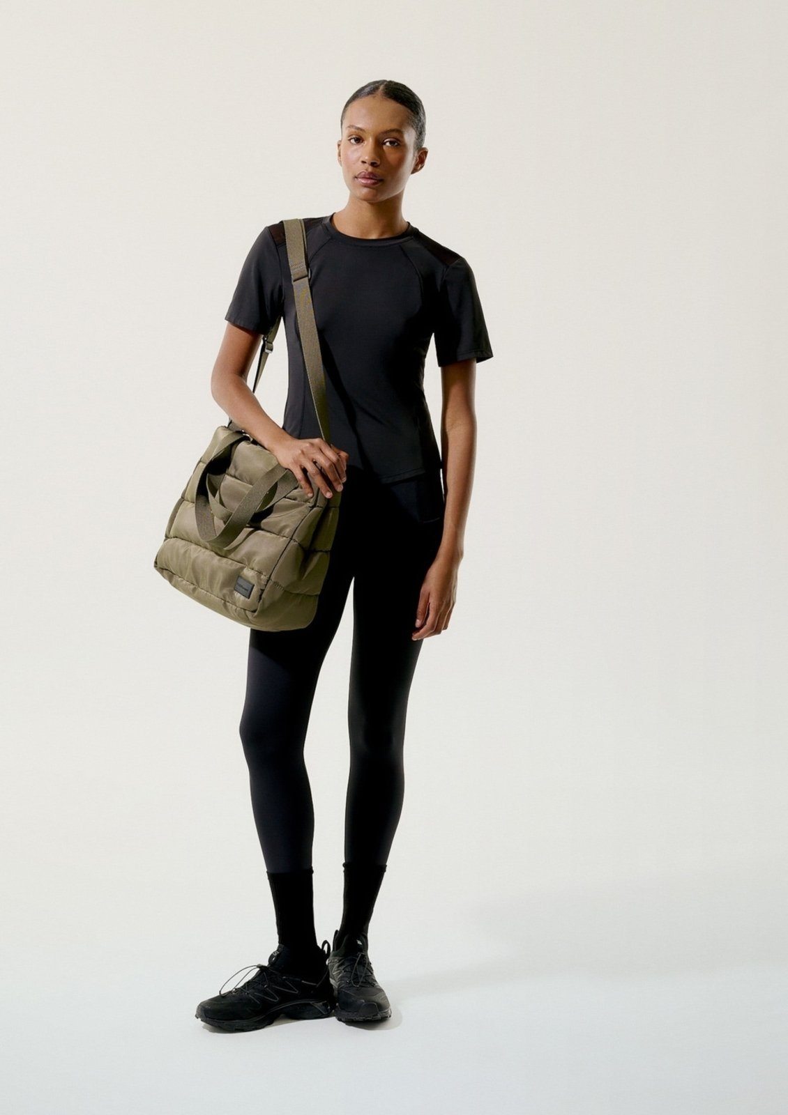Vista 2 Camiseta Esportiva Feminina Com Bolso Hering HERING SPORTS preto HERING SPORTS preto