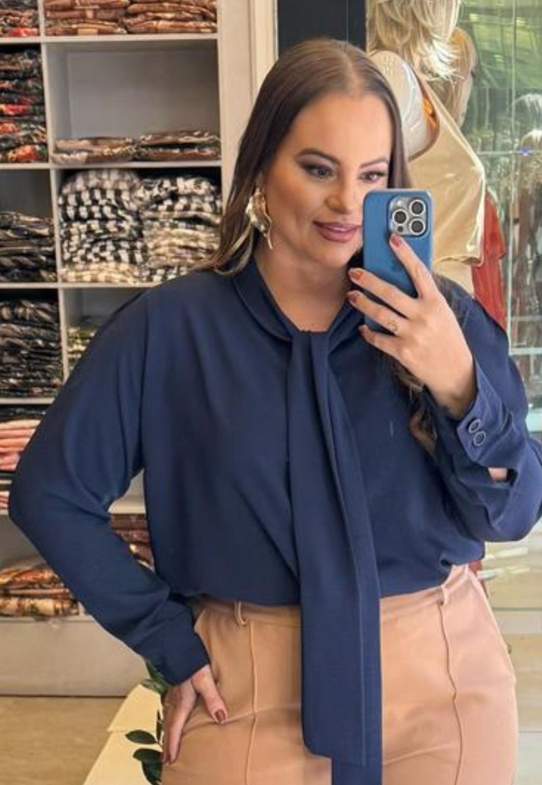 Camisa Plus Size Com Laço Na Gola em Airflow Azul