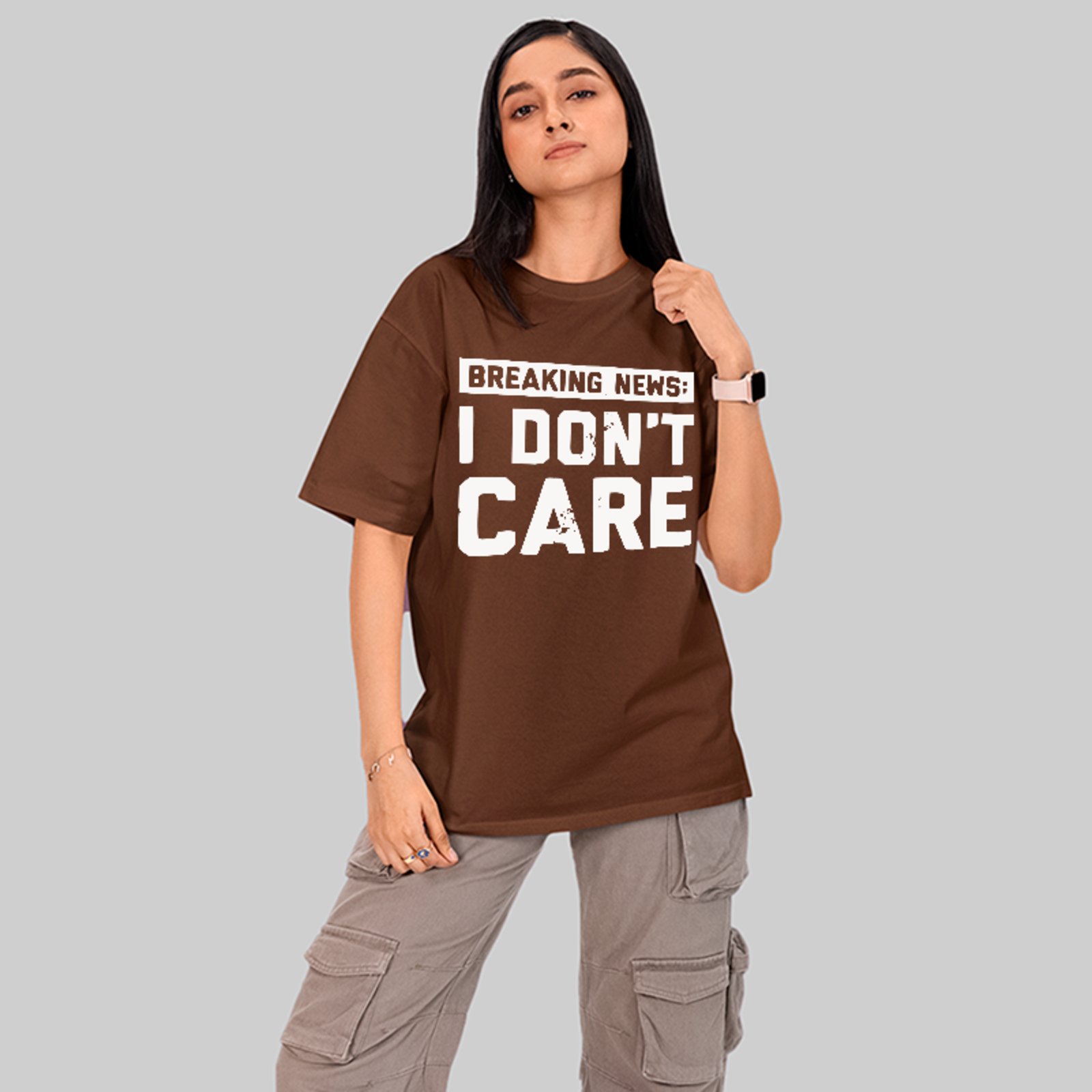 Camiseta Oversized I Don’t Care Breaking News Marrom