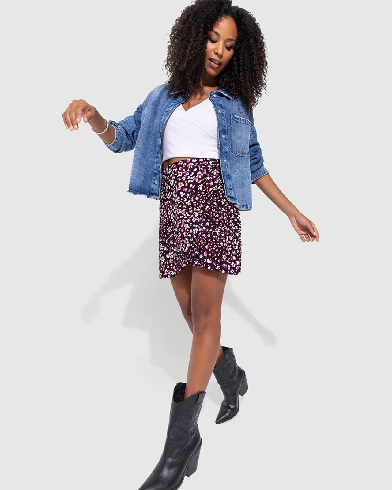 Saia Curta Feminina Estampada Com Pregas Laterais Em Viscose – ENFIM
