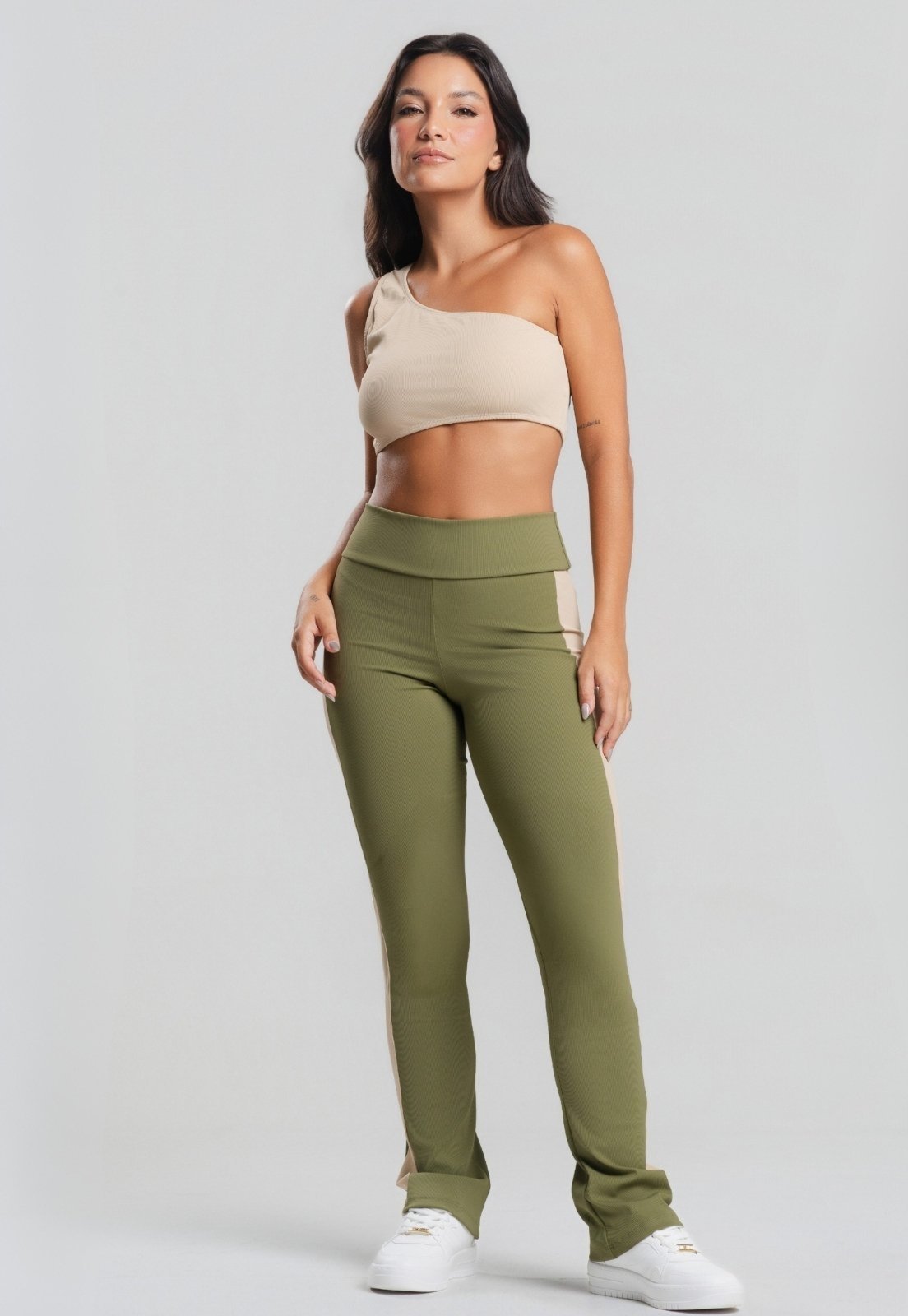 Conjunto Fitness Vekyo Canelado Feminino Academia Top Ombro Só e Legging Flare Esportivo Com Brilho Verde e Bege