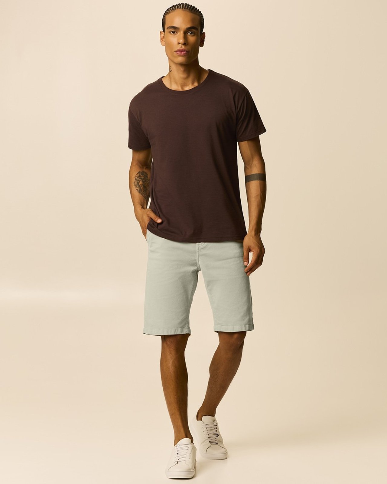 Bermuda Masculina Chino Cintura Média Bolso Funcional Em Sarja Stretch