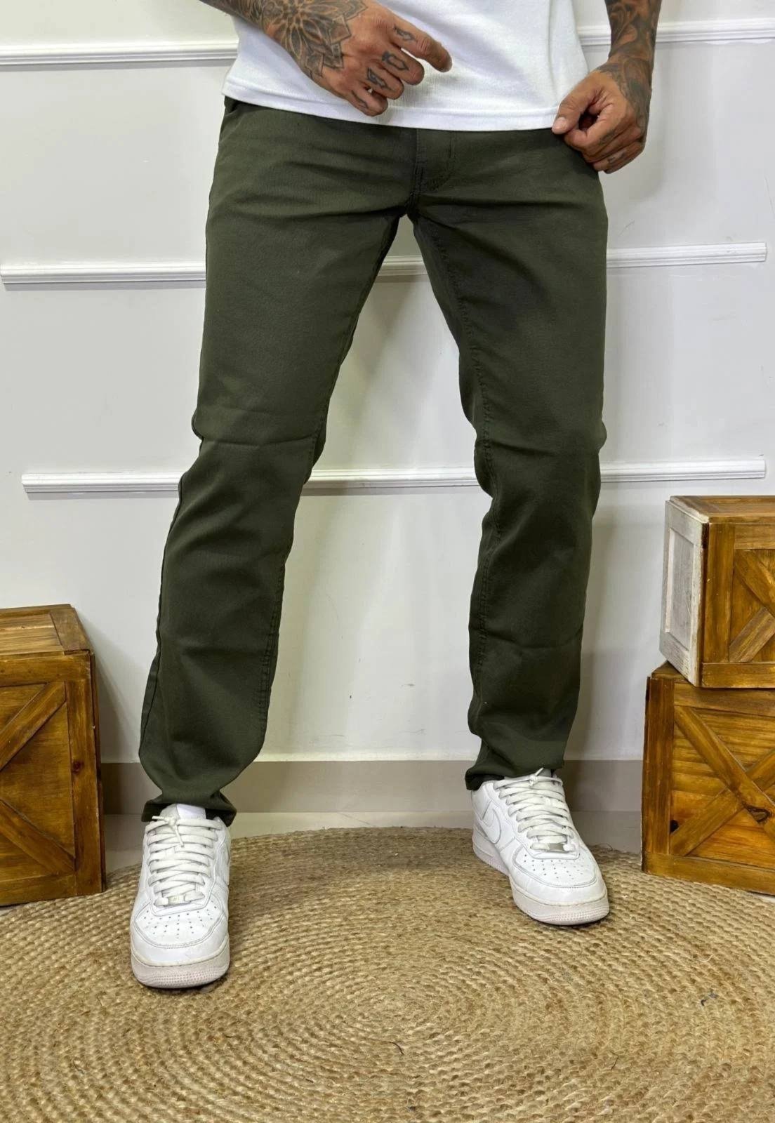 Calça Masculina de Sarja Alfaiatada Skinny com Elastano Verde Militar
