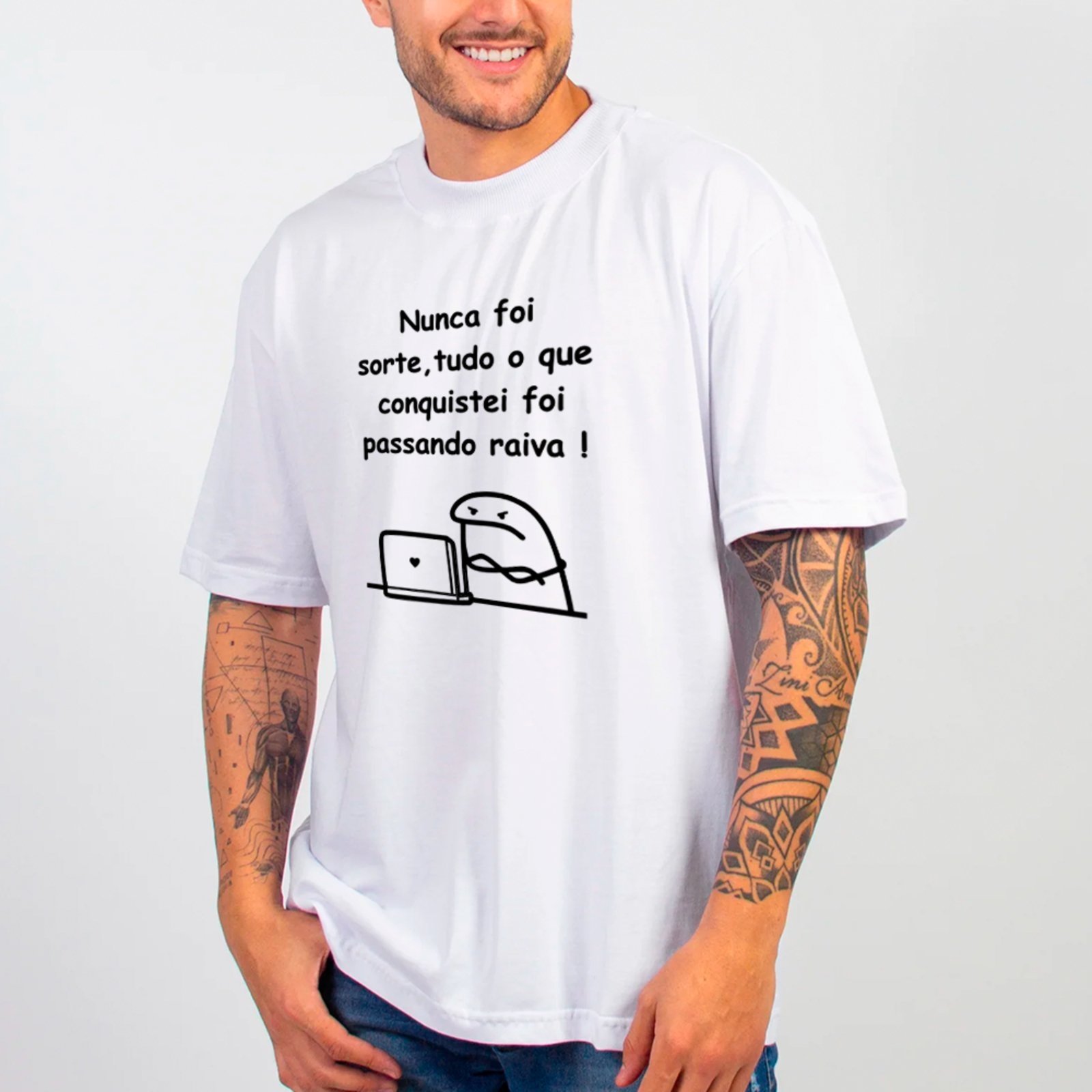 Vista 2 Camiseta Ousy Oversized Revolta Silenciosa Do Trabalhador Unissex preto ousy preto