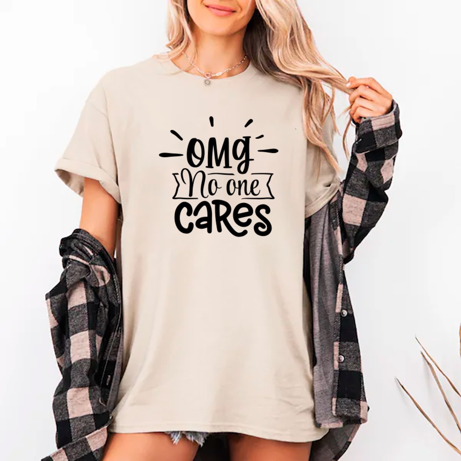 Vista 2 Camiseta Ousy Básica Humor Irônico OMG No One Cares Unissex Off White off-white white ousy off-white white