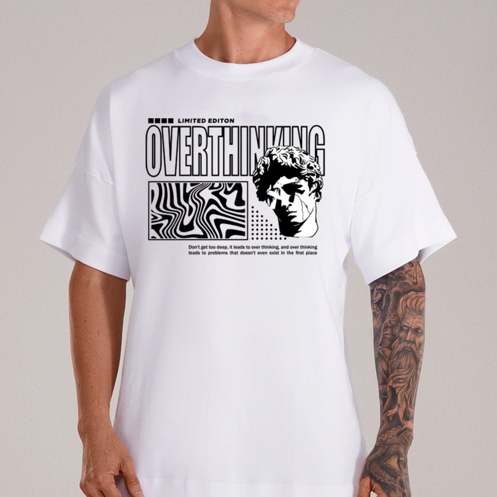 Vista 2 Camiseta Ousy Overthinking Edição Limitada Oversized Unissex preto ousy preto