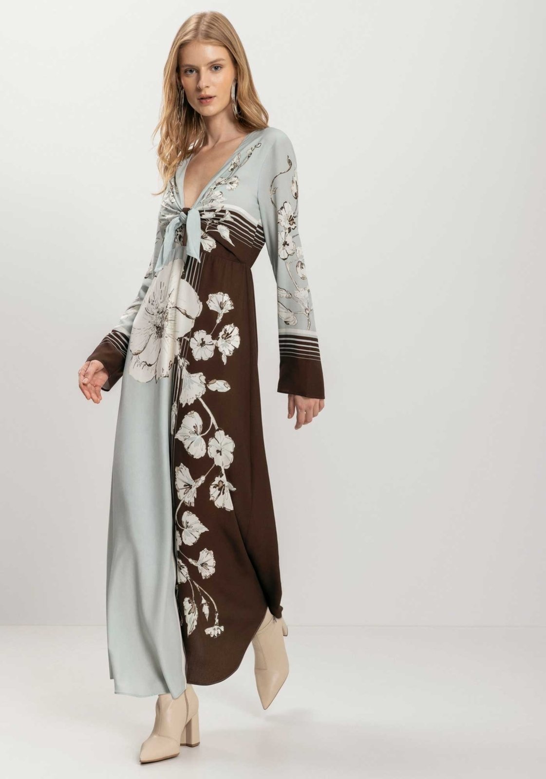 Vestido Longo Evasê Estampado Com Manga Longa E Nó