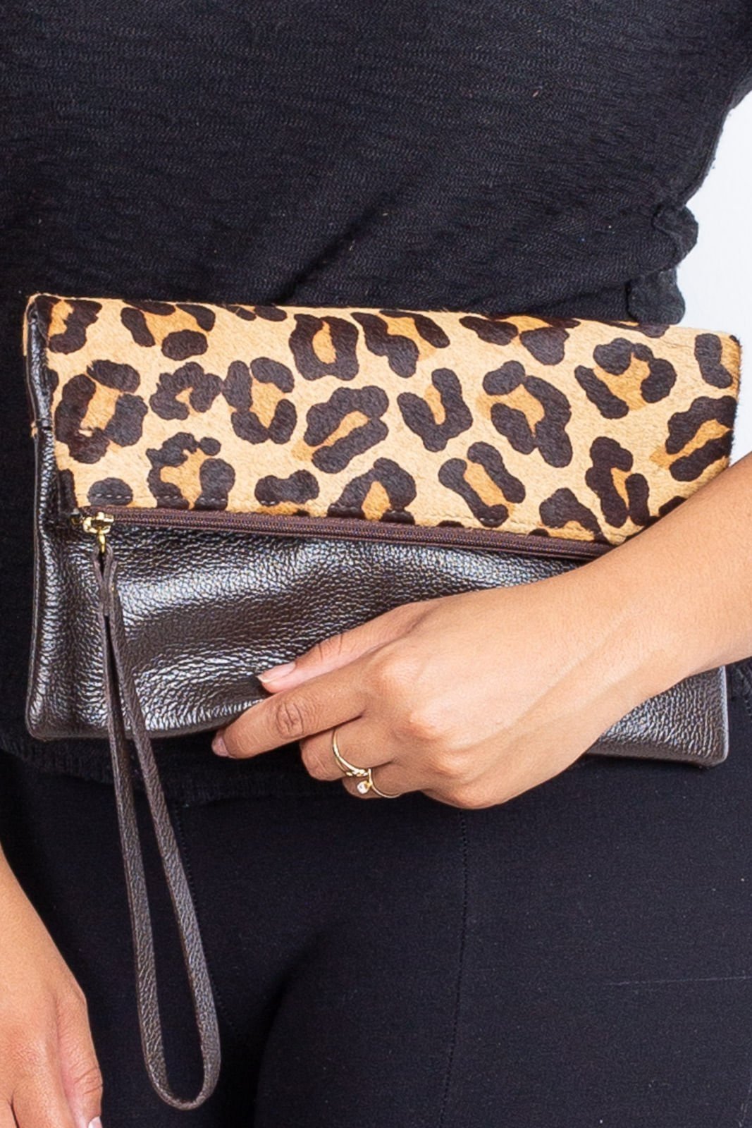 Clutch de couro estampado animal print Nikki – Onça