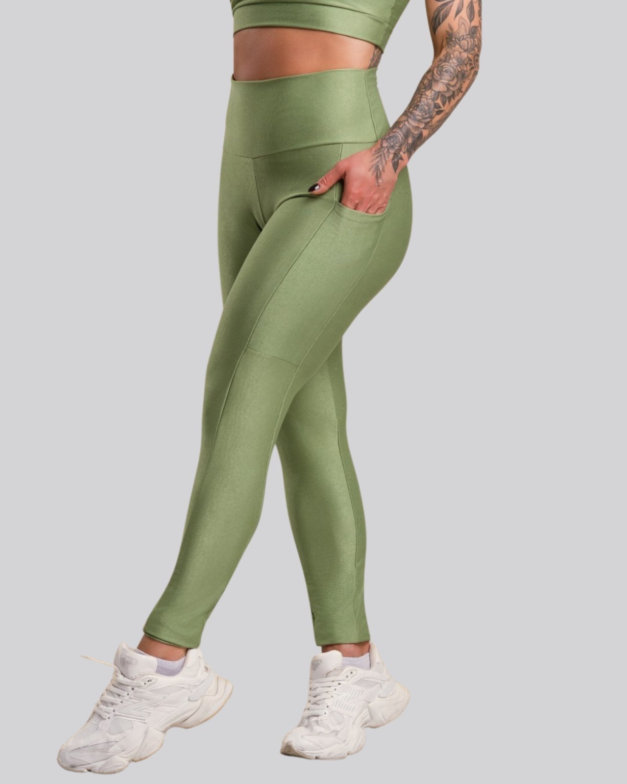 Calça Legging Fitness Feminina GJR Modas Com Bolso Cabe Celular Canelado Brilhoso Cintura Alta Academia Brilho Verde