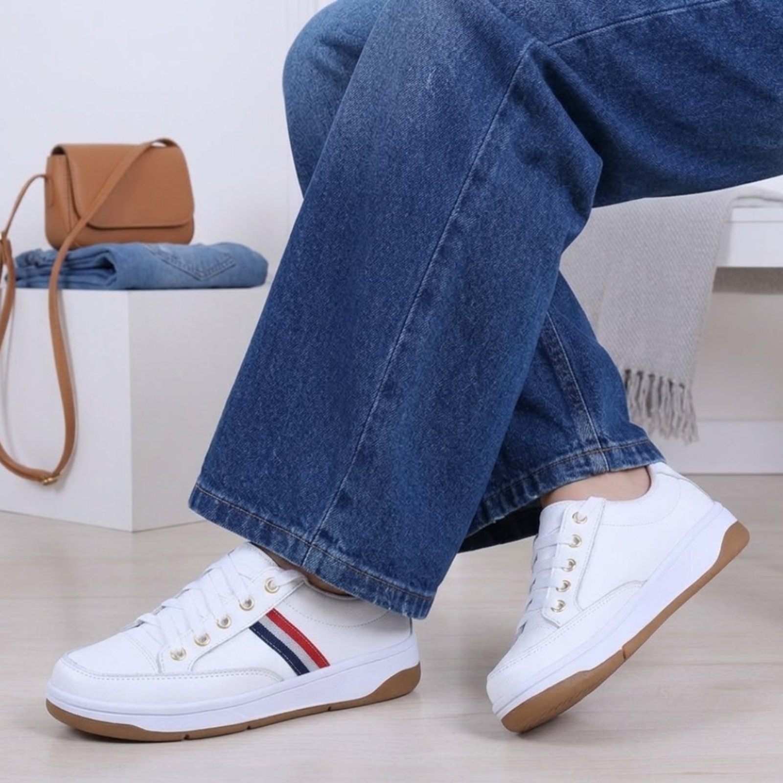 Tênis Feminino Em Couro Casual Branco Detalhe Lateral Listra