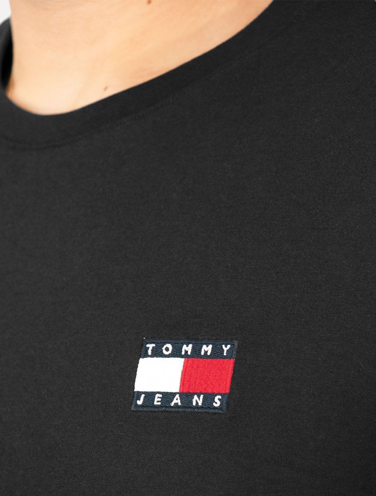 Vista 3 Camiseta Tommy Jeans Masculina Regular Med Flag Badge Preta preto Tommy Jeans preto
