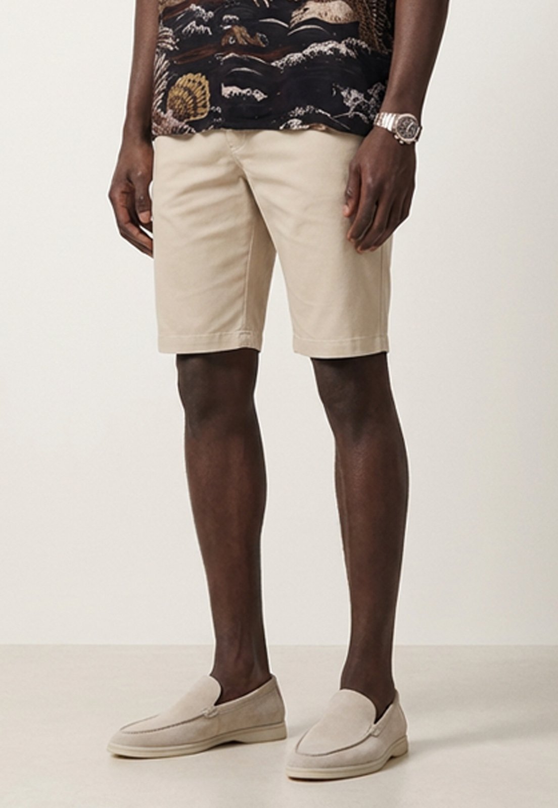 Bermuda Chino Masculina Sarja Regular Fit com Elastano Bege