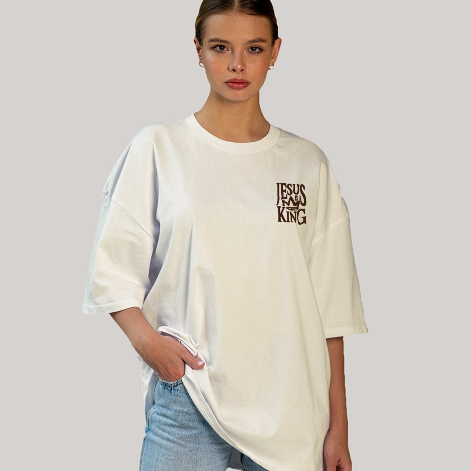 Camiseta Ousy Cristã Oversized Jesus is King Unissex Off White