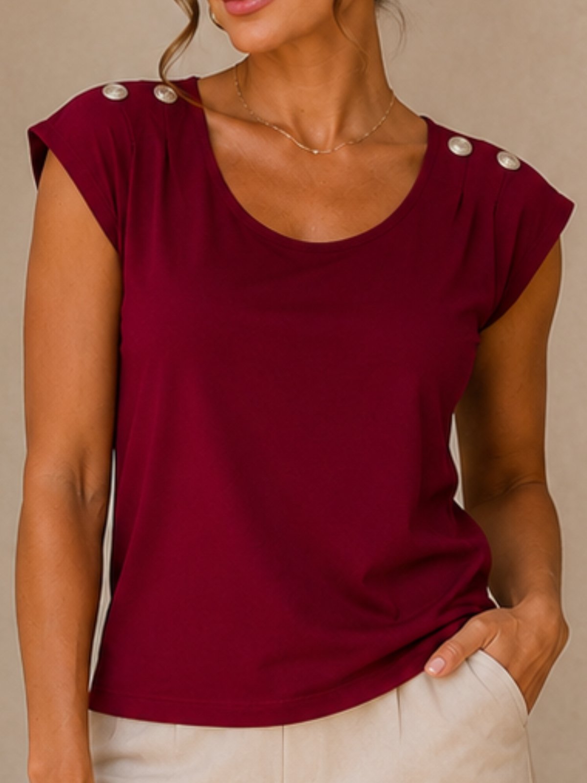 Blusa Feminina Bordô com Botões nos Ombros Manga Curta Elegante Confortável e Versátil