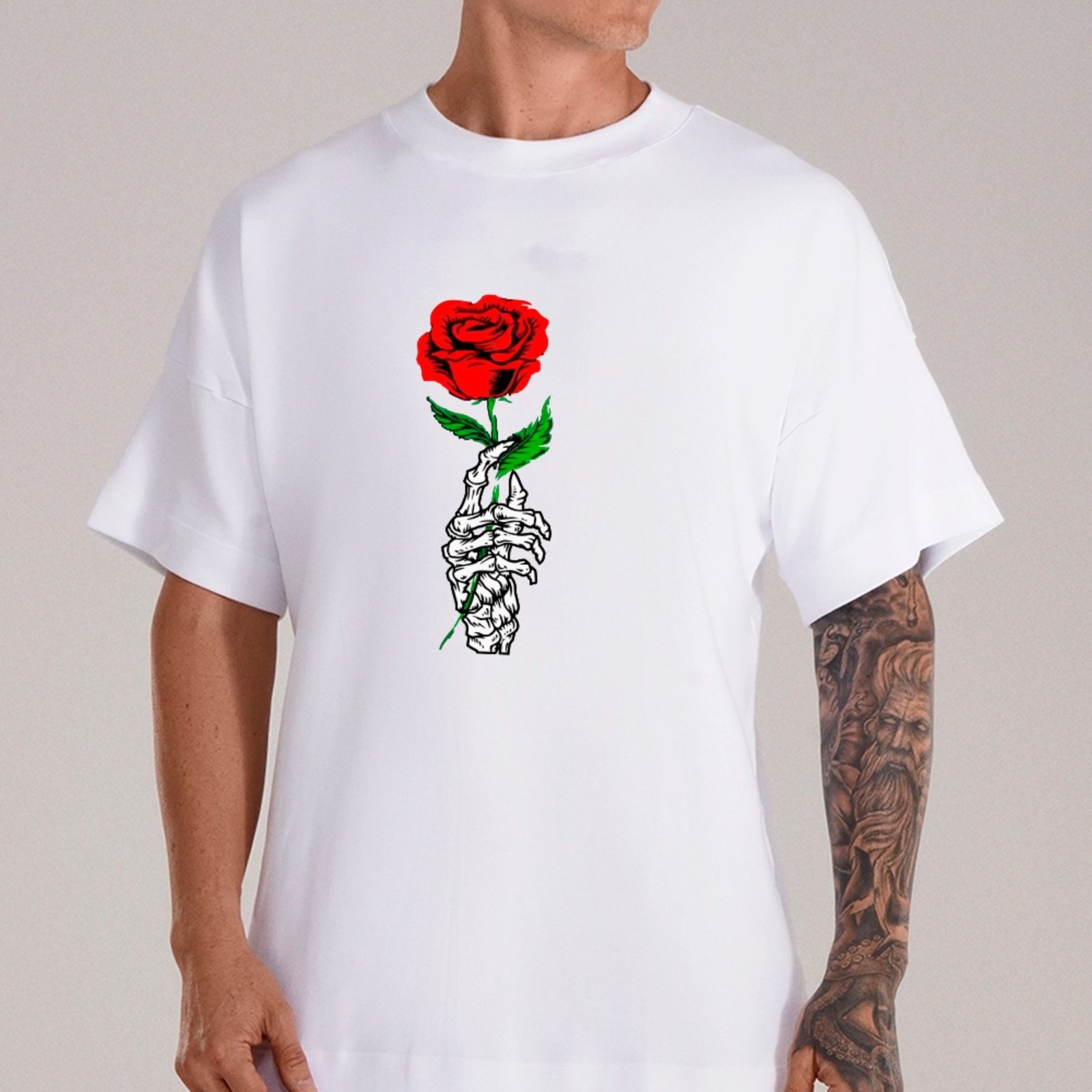 Camiseta Ousy Mão Esqueleto e Rosa Vermelha Oversized Unissex Branco