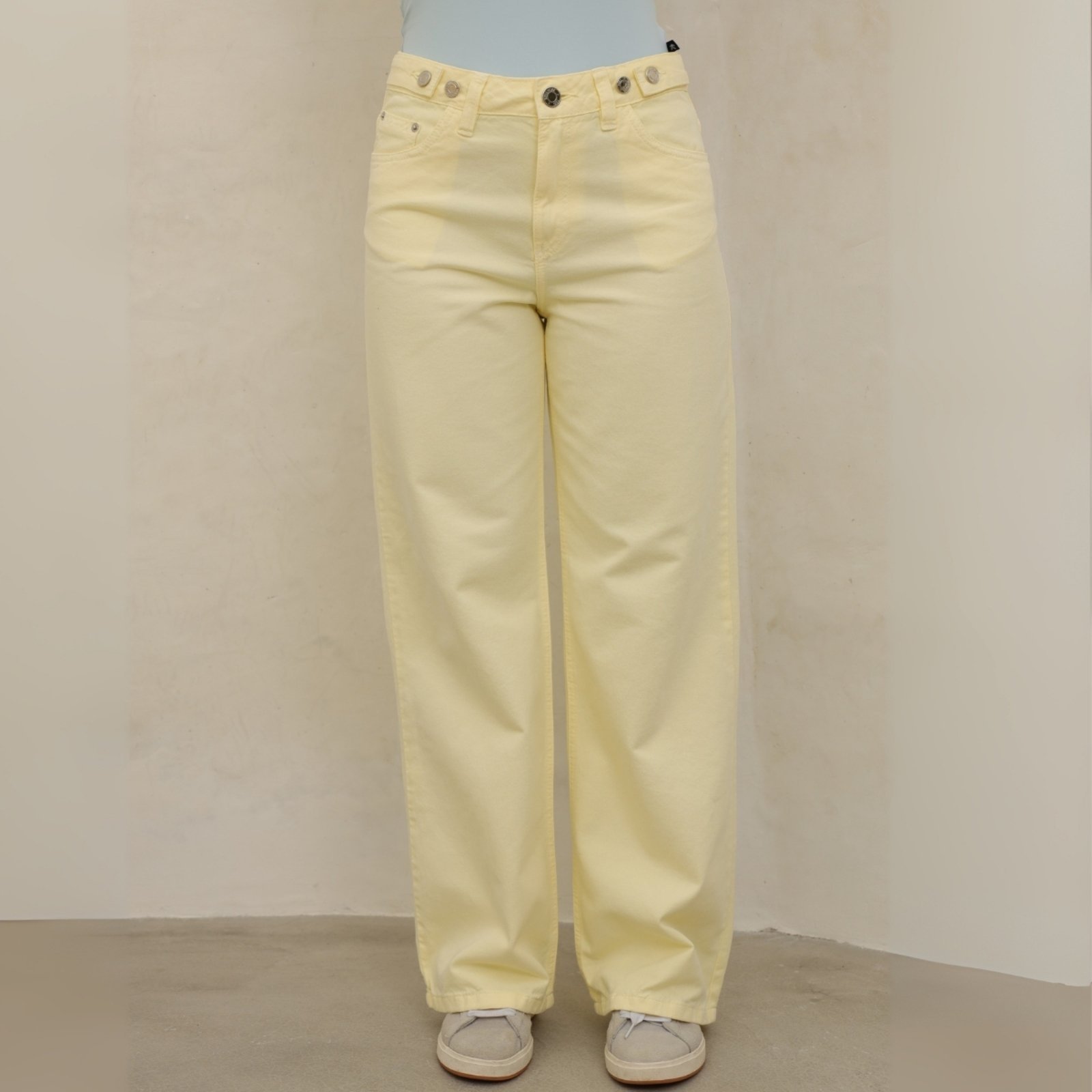 Calça Wide Leg Sarja Com Ajustador Cos Feminina Revanche Axiópolis