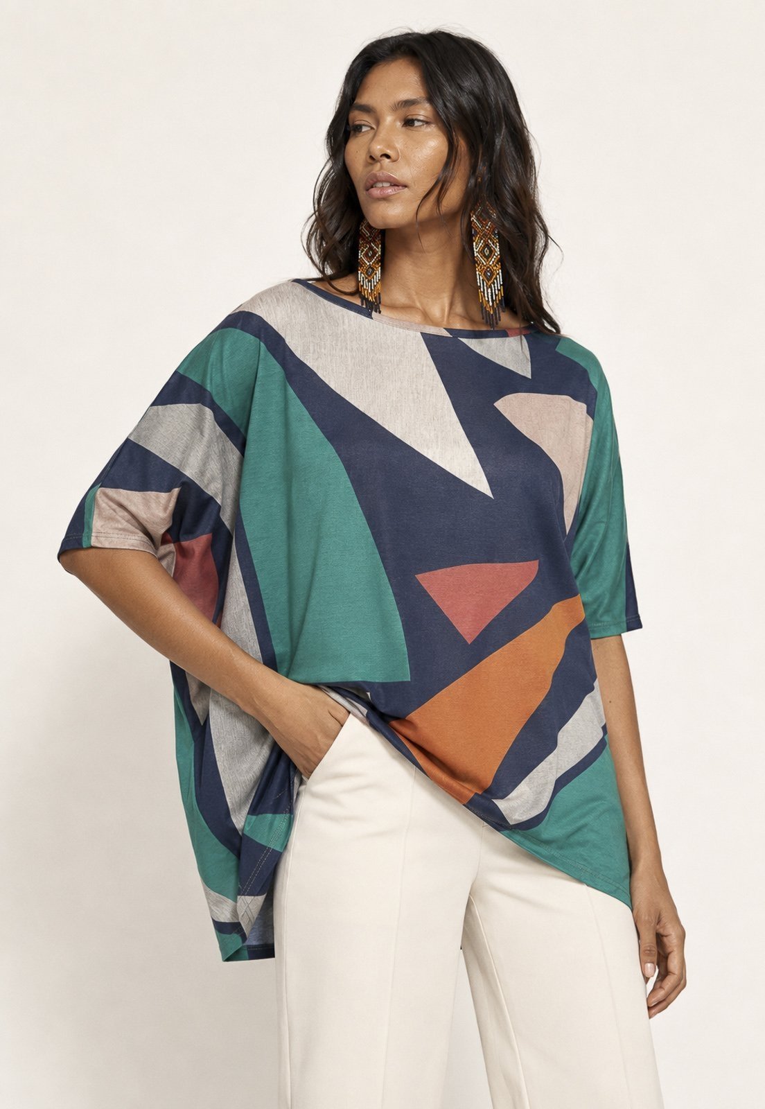 Blusa Amazonia Vital Ampla Malha Morcego Manga Curta Geometrias do Tempo