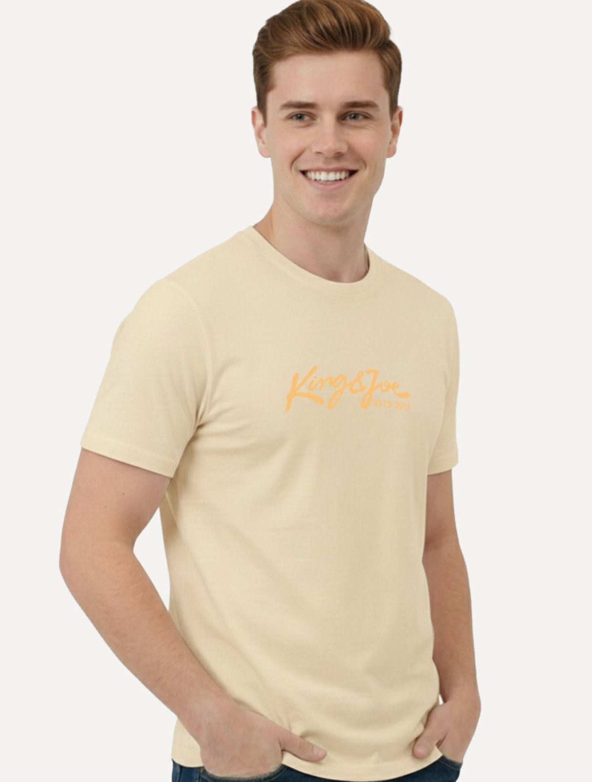 Vista 2 Camiseta King & Joe Masculina Signature Logomania Estd 2013 Areia bege King & Joe bege