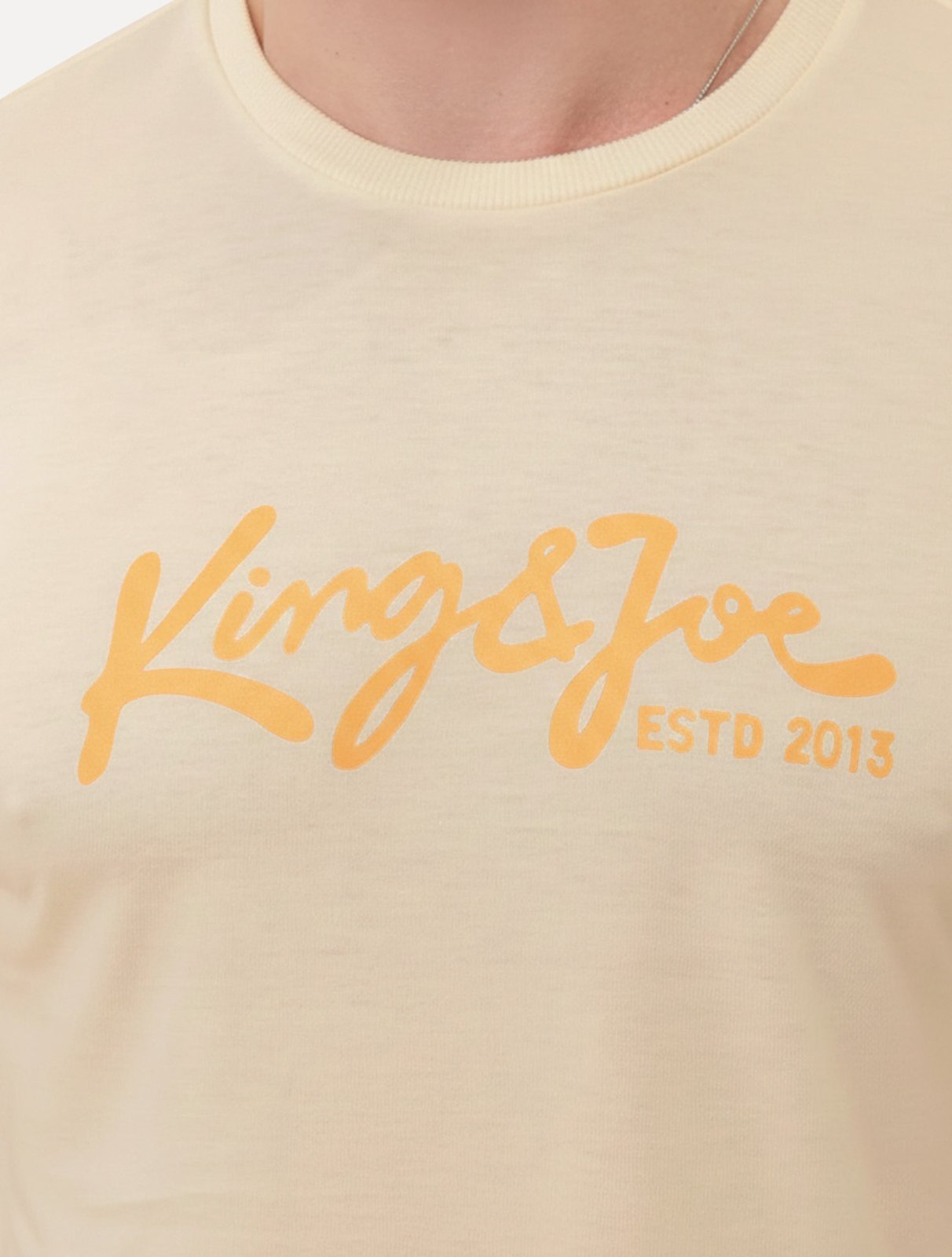 Vista 3 Camiseta King & Joe Masculina Signature Logomania Estd 2013 Areia bege King & Joe bege
