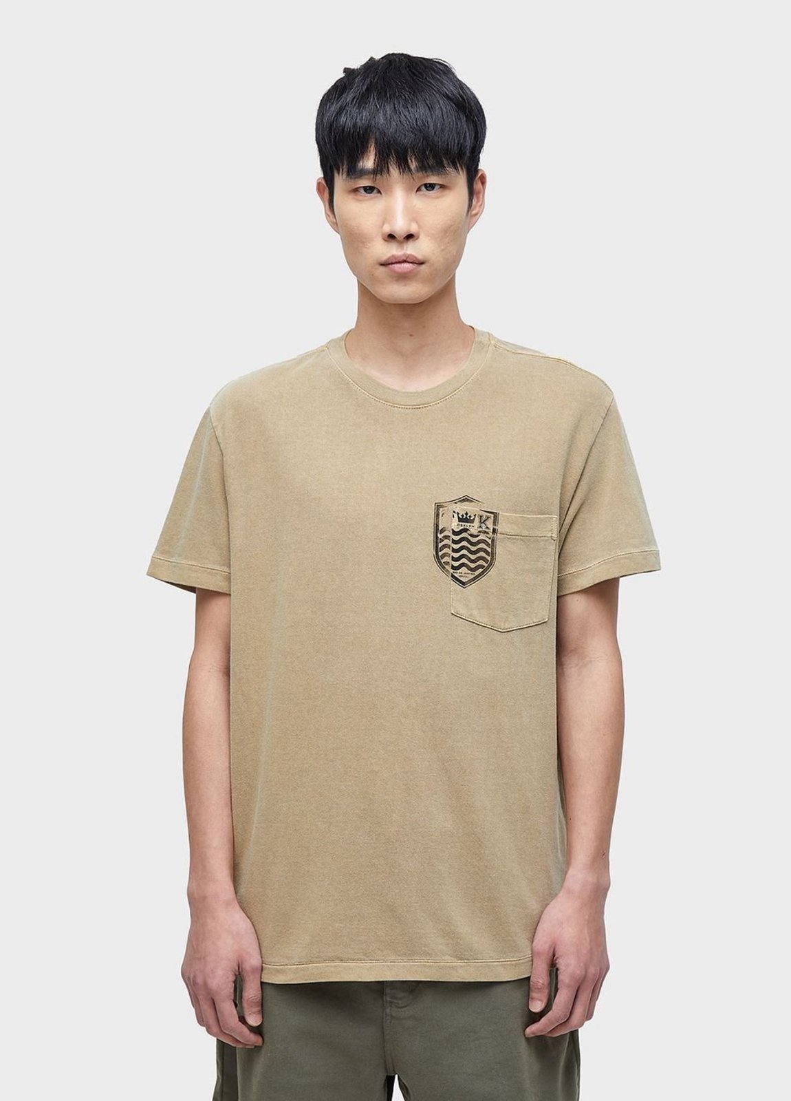 T-shirt bolso brasão OSKLEN