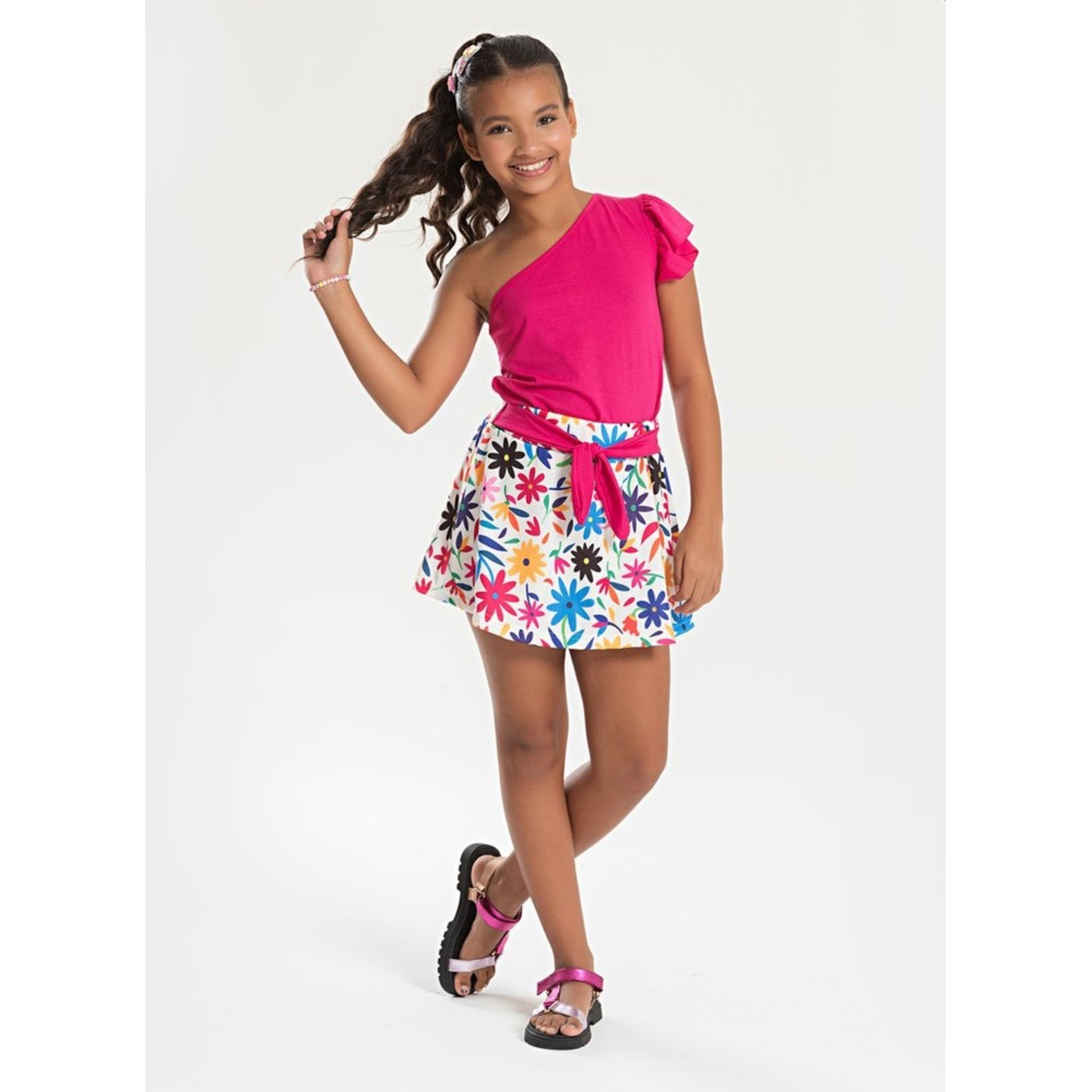 Infantil – Conjunto Verão Menina Pink Cropped um Ombro Só e Shorts Saia com Faixa Florido