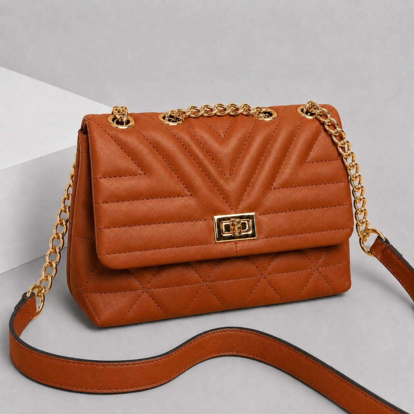 Bolsa Feminina Bordada Transversal Matelassê com Alça De Corrente Caramelo