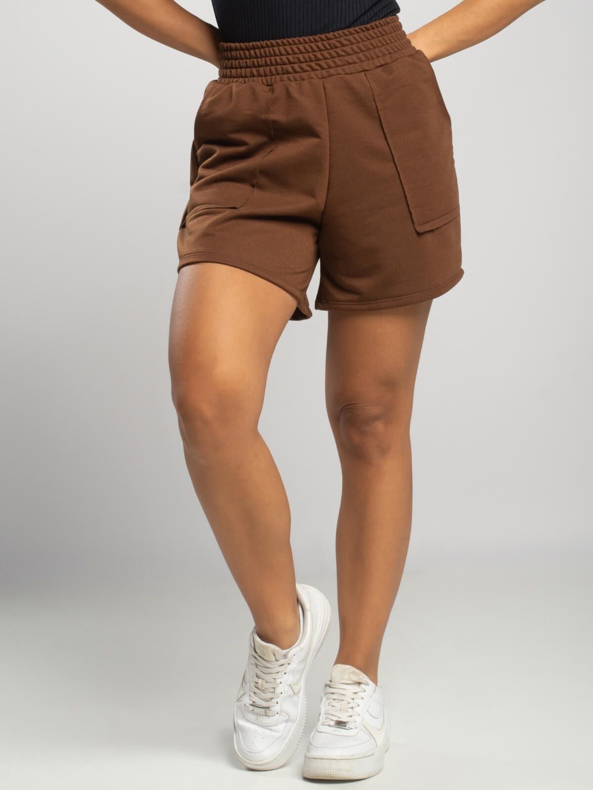 Short Curto Vicbela Cintura Alta Moletinho Marrom