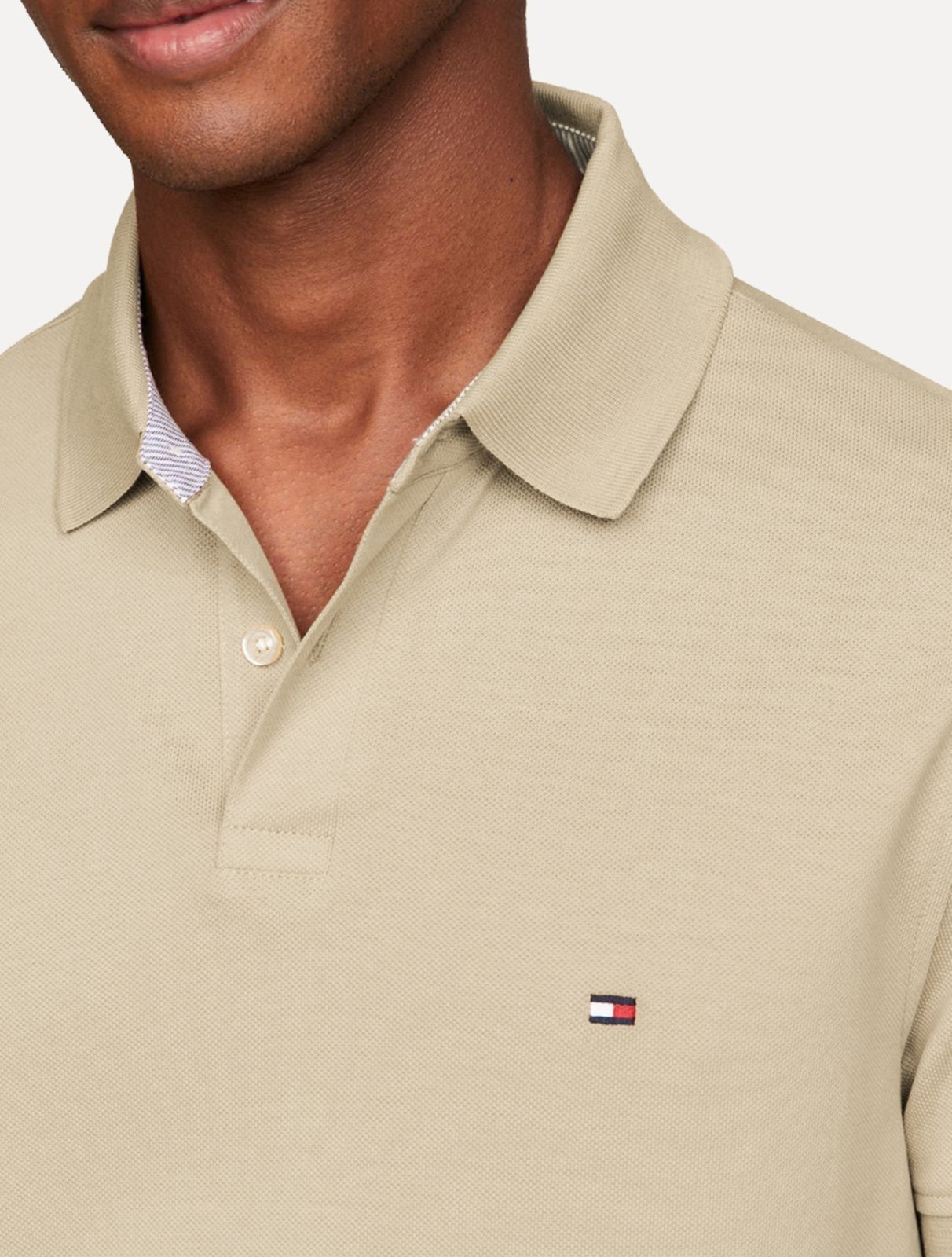 Vista 3 Polo Tommy Hilfiger Masculina Regular Piquet 1985 Claro cáqui Tommy Hilfiger cáqui
