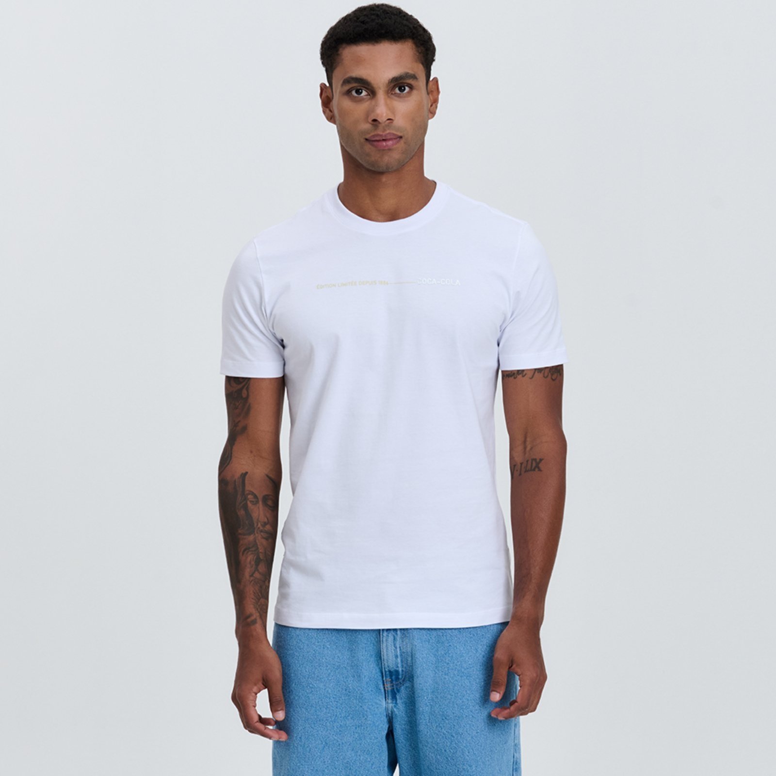 Camiseta Masculina Comfort Édition Limitée Coca-Cola Jeans Branco Óptico