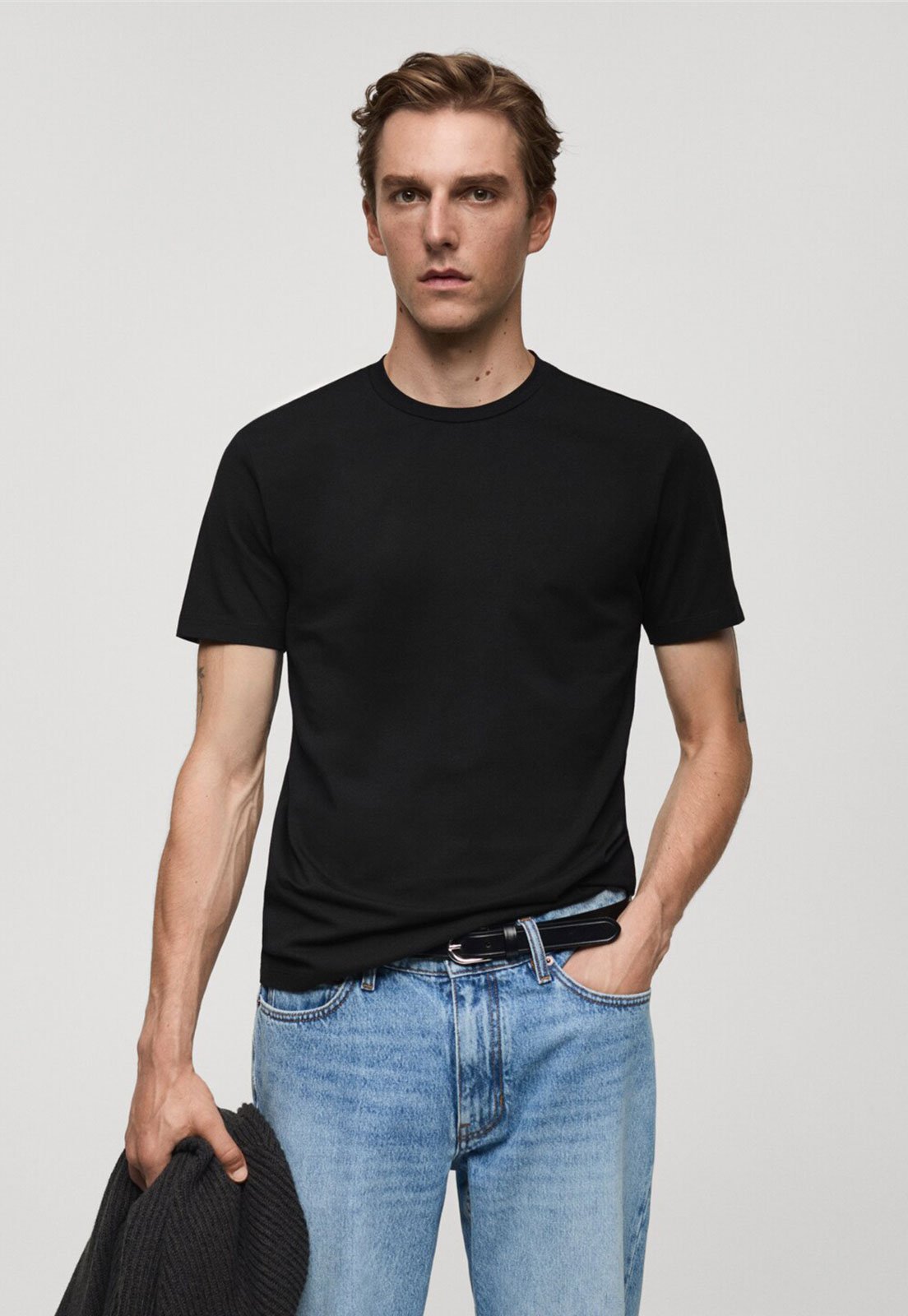 Camiseta Mango Slim Lisa Preta