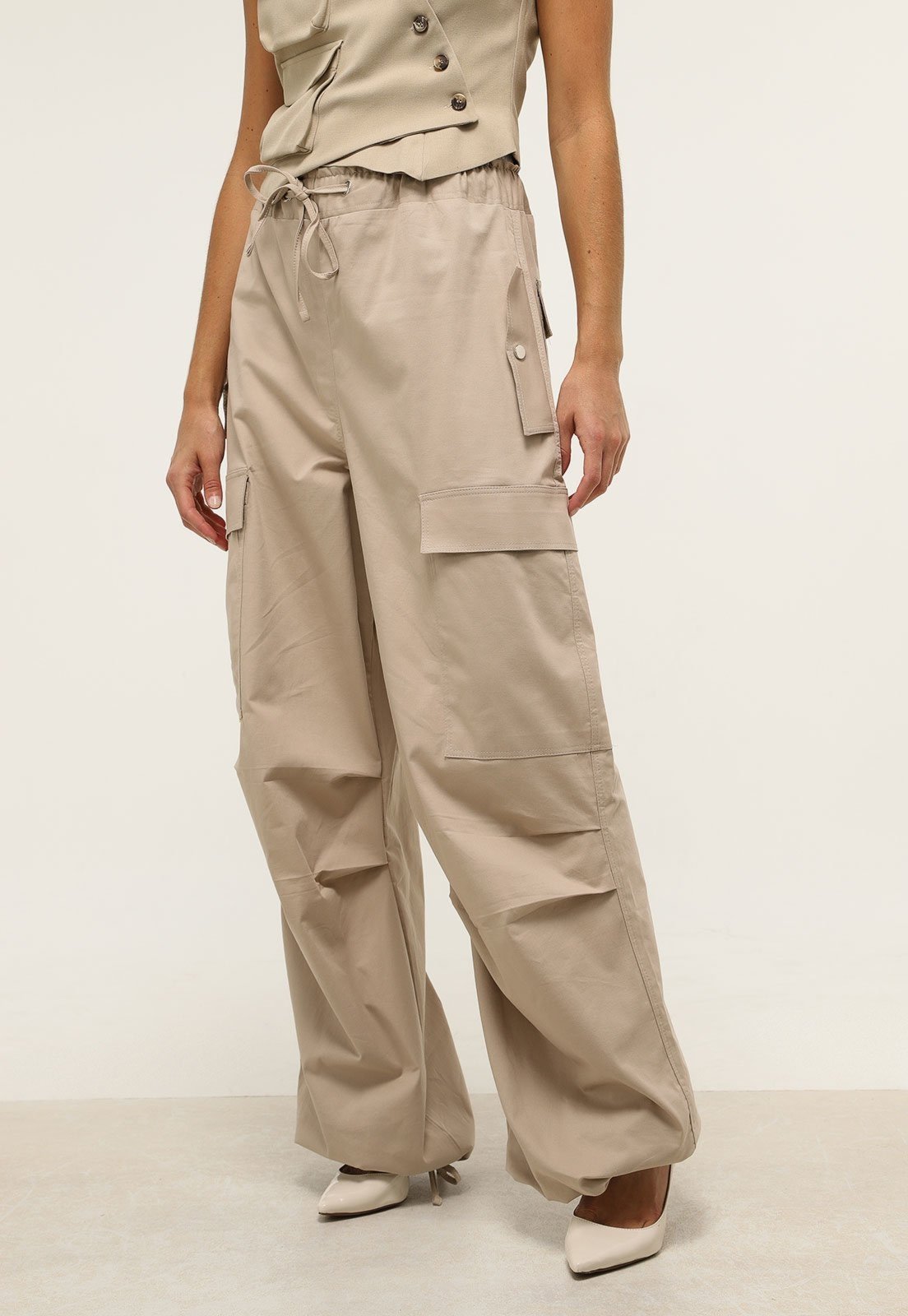 Calça Trendyol Collection Cargo Amarração Bege