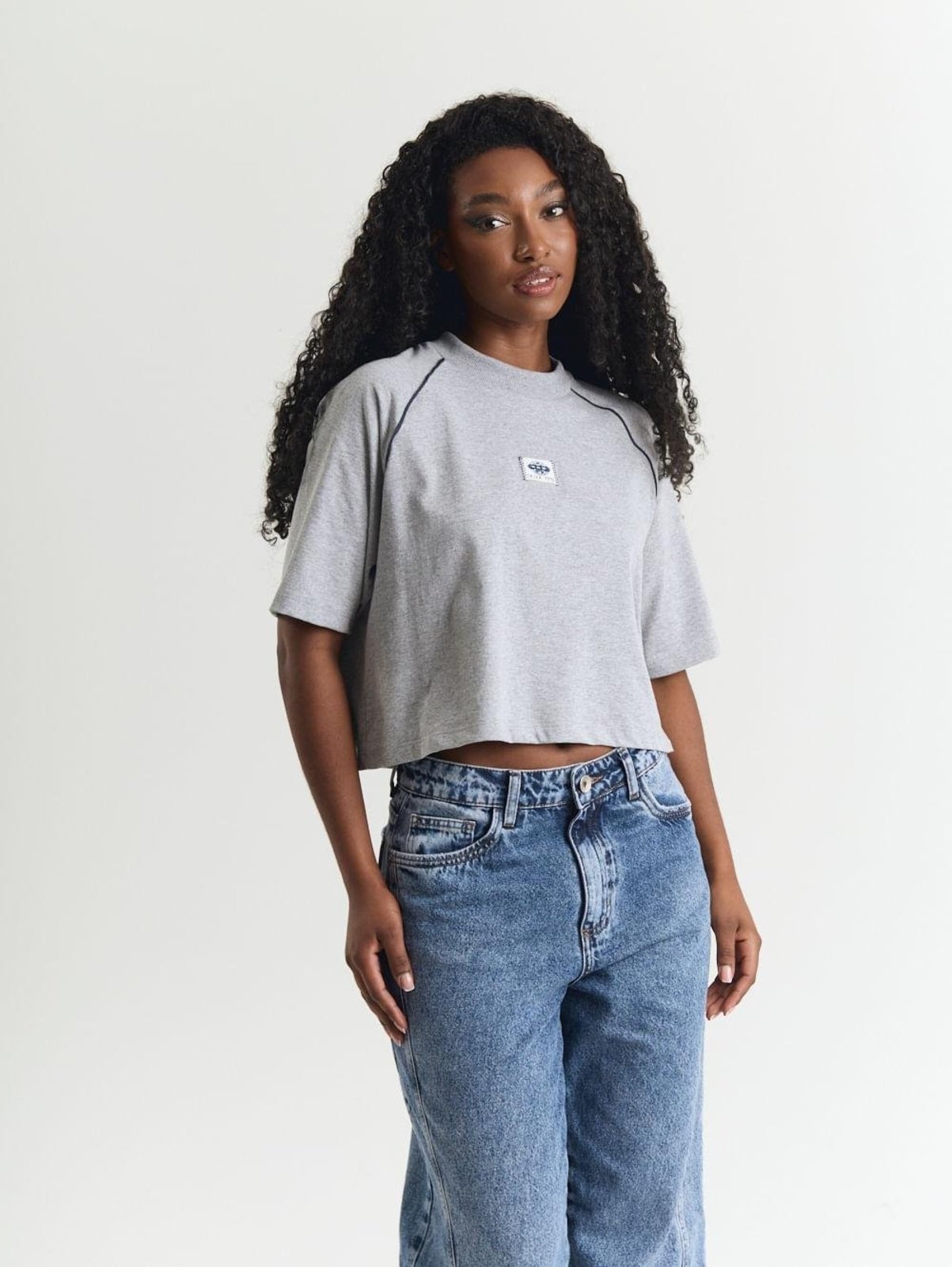 Camiseta cropped raglan etiqueta logo marca