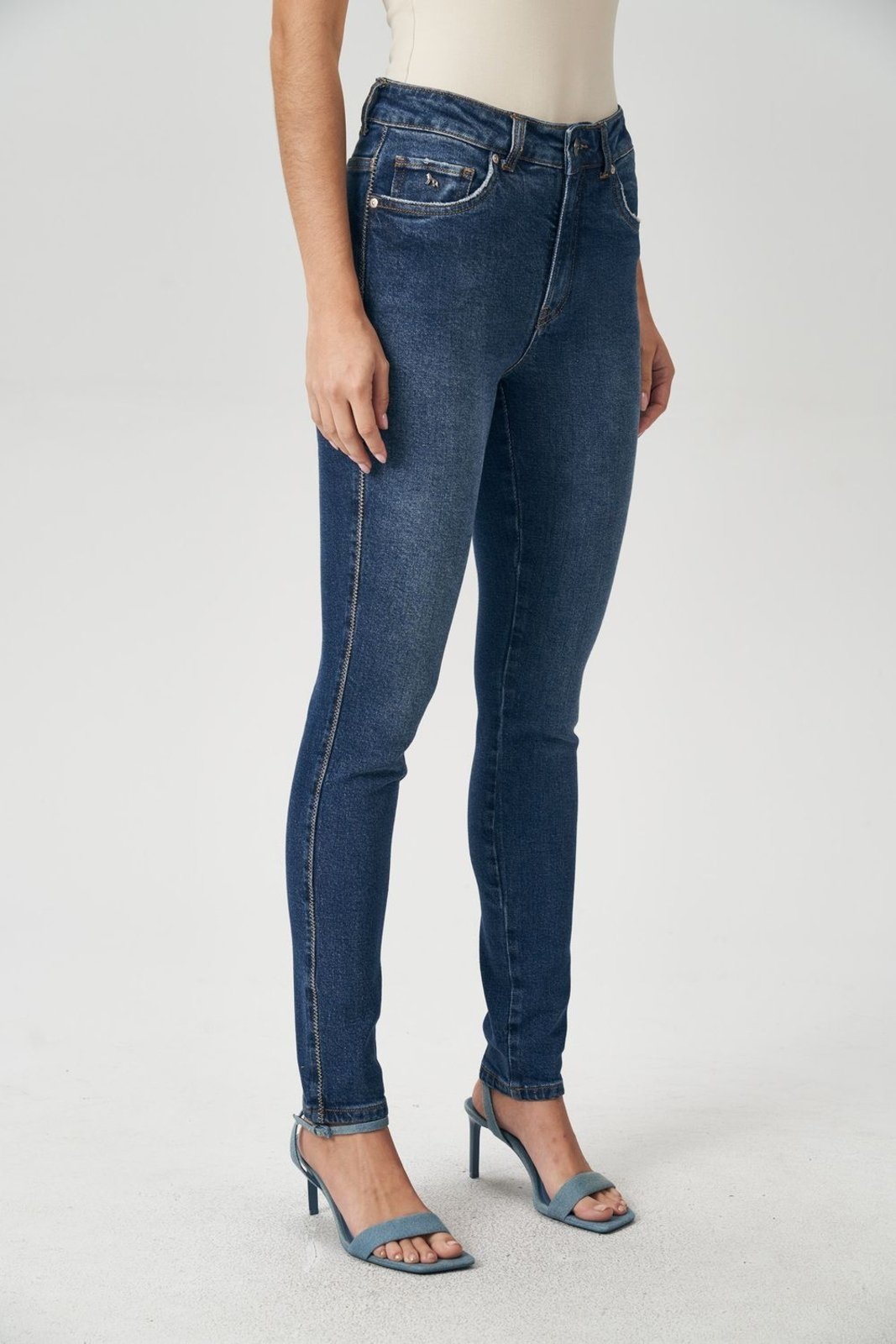 Calça Jeans Skinny Com Marcação Feminina Acostamento
