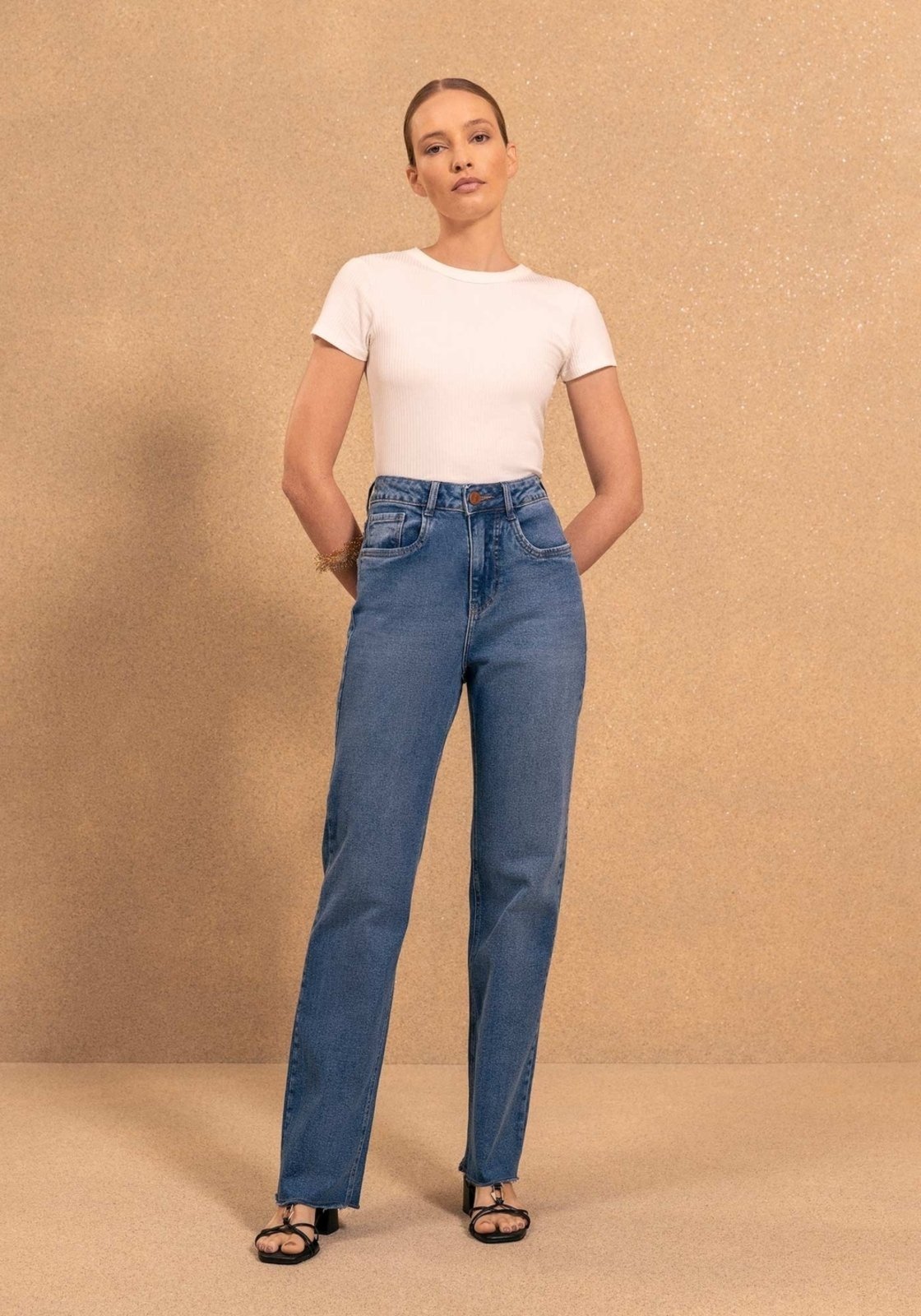 Calça Jeans Reta Com Cintura Alta E Barras A Fio