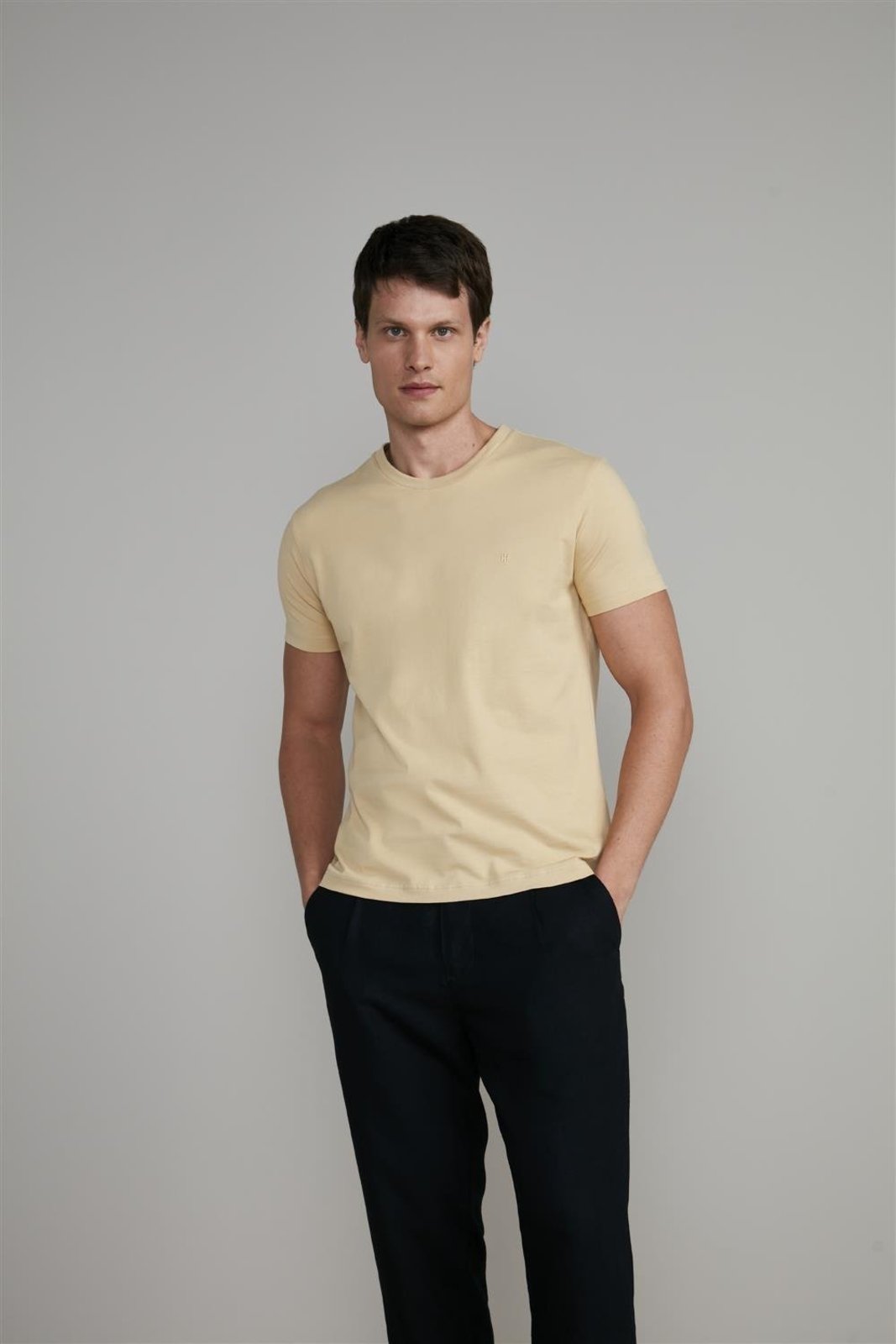 HIGHSTIL Camiseta Manga Curta Comfort Malha Básica – Amarelo Claro