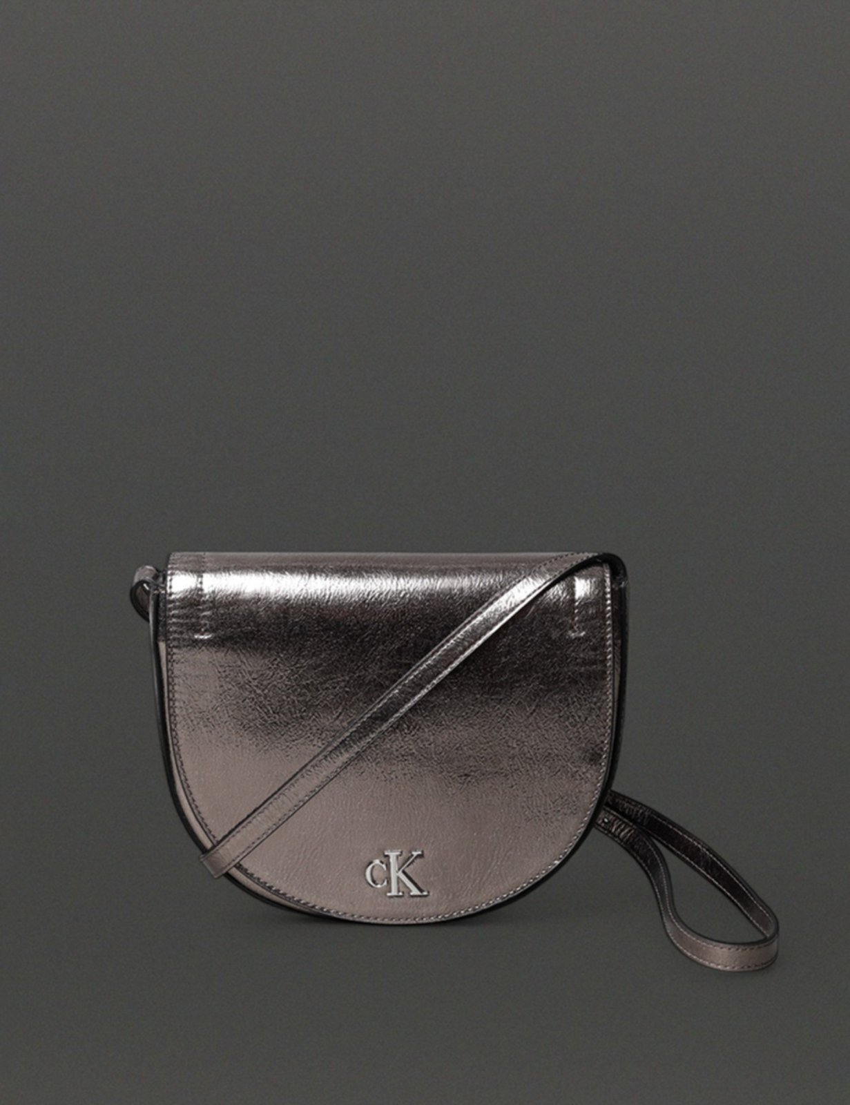 Bolsa Feminina Metálica Logo Central Calvin Klein Jeans – Grafite Calvin Klein Jeans