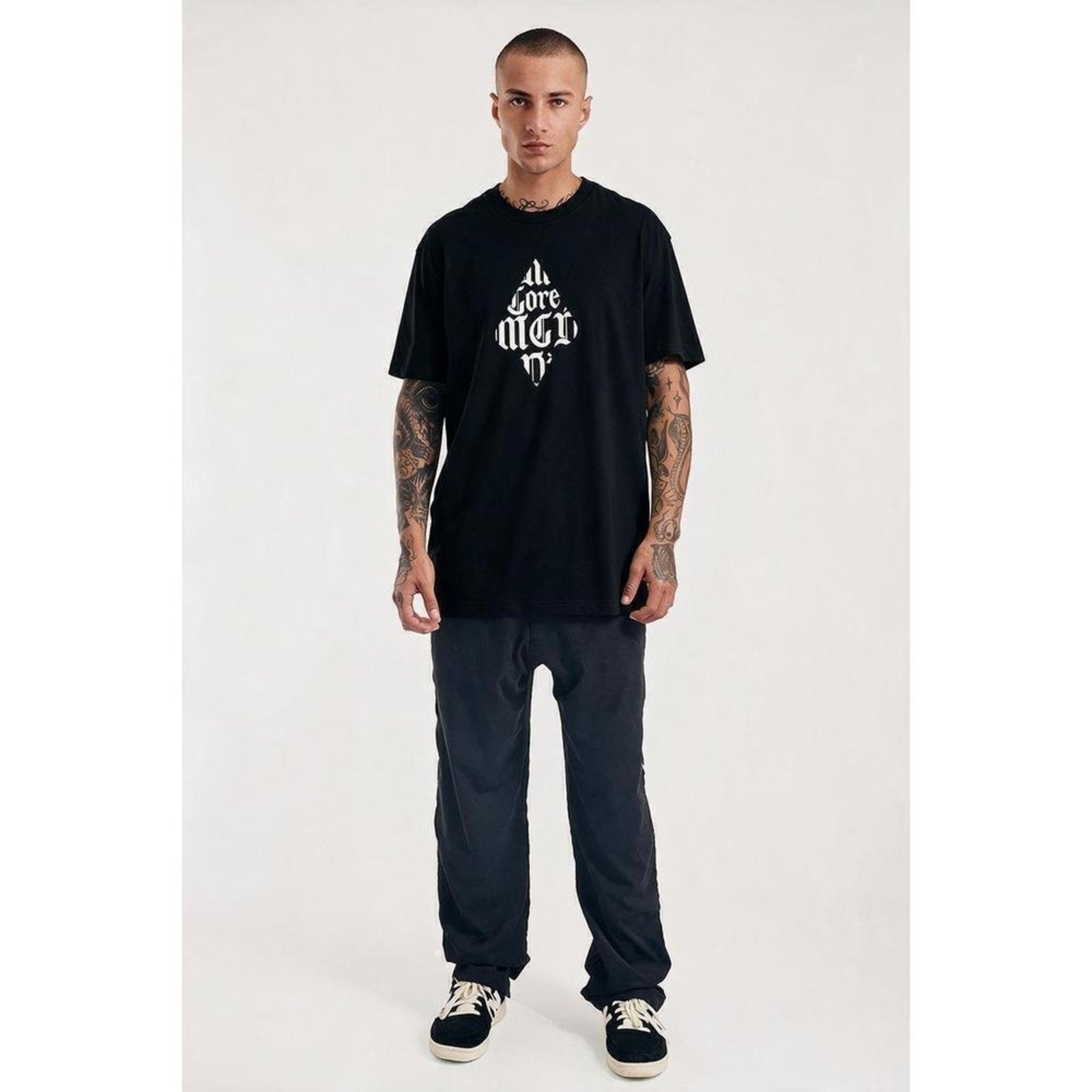 Camiseta Regular Espada Caligrafiti Floc Preto