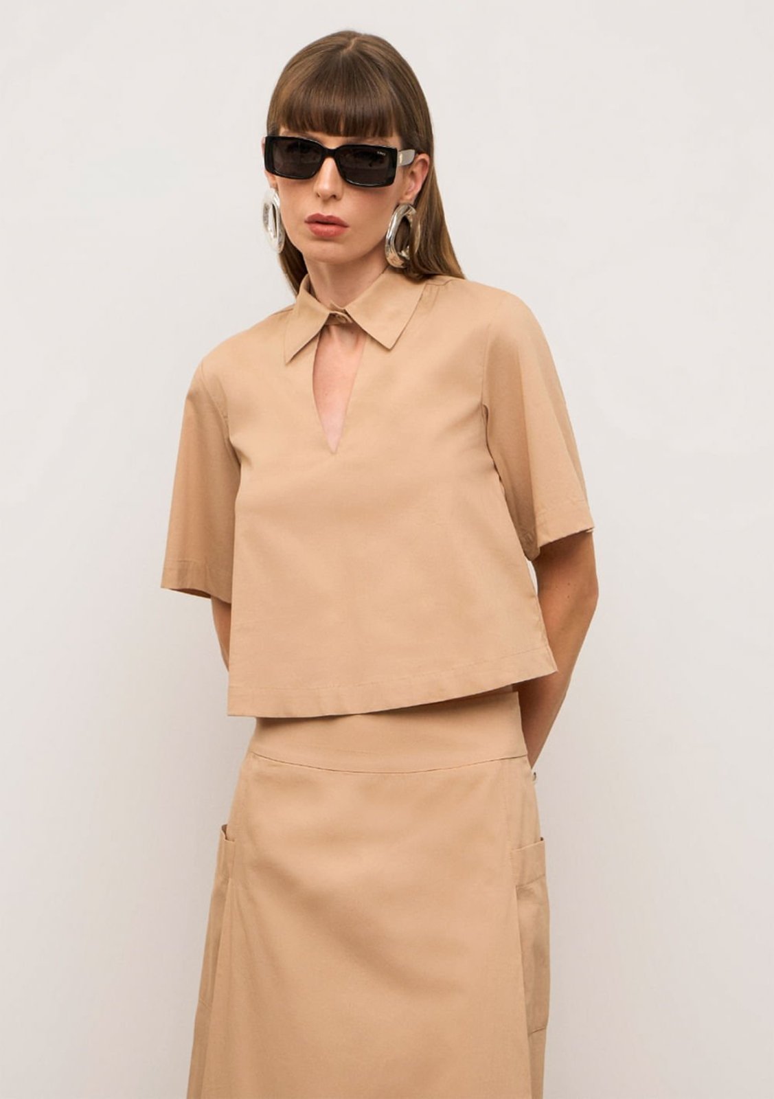 Blusa Iódice Solta Gola Clássica Manga Curta Cropped Bege