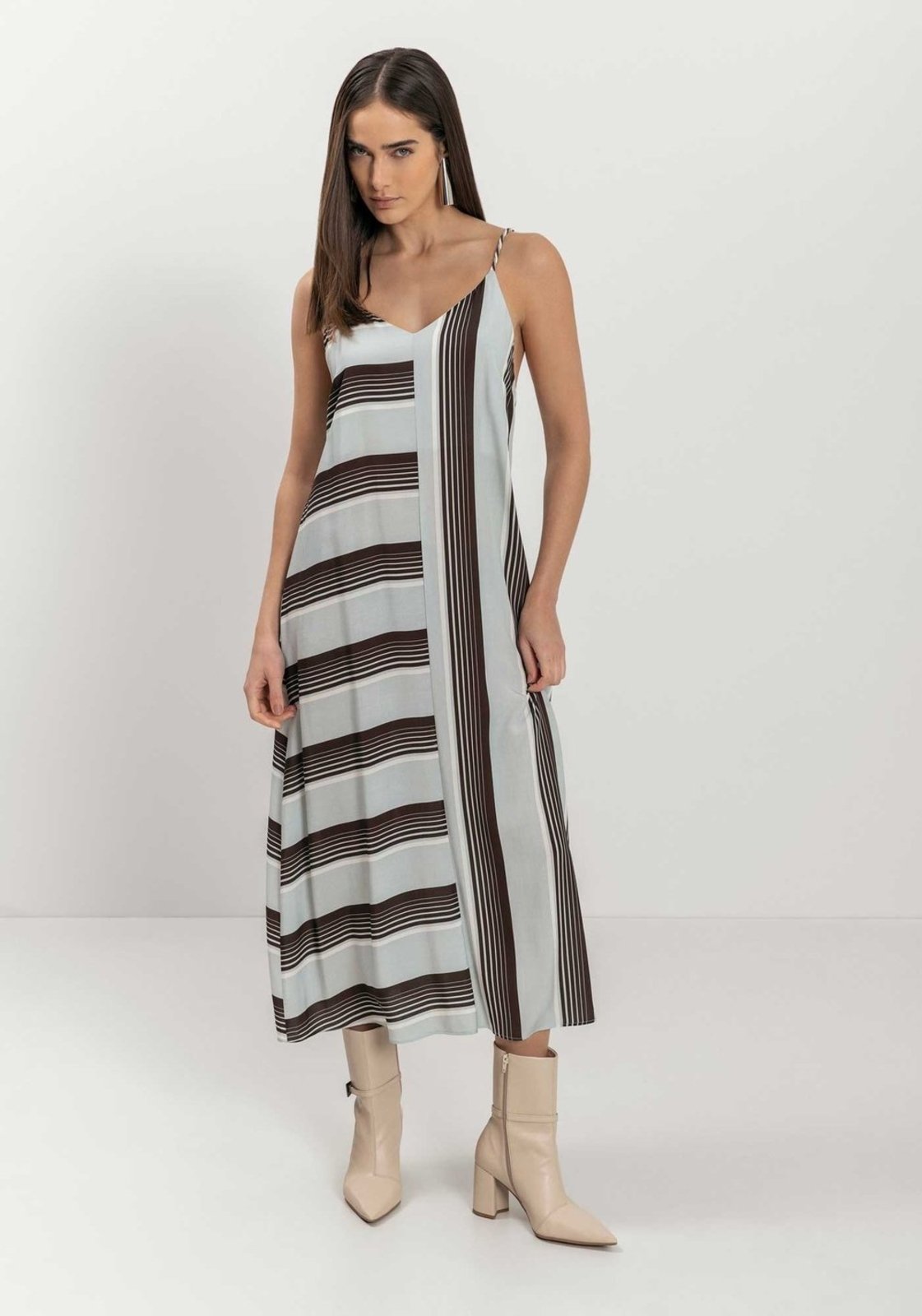 Vestido Chá Estampado De Alças Finas Em Viscose