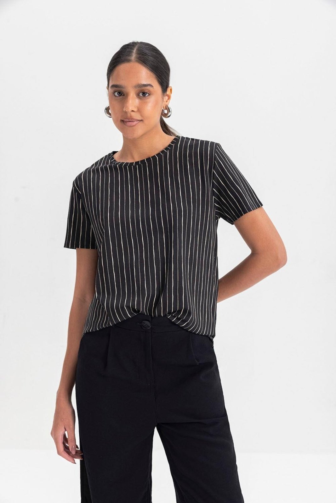 Vista 2 Blusa Feminina Com Listras Essendi preto Essendi preto