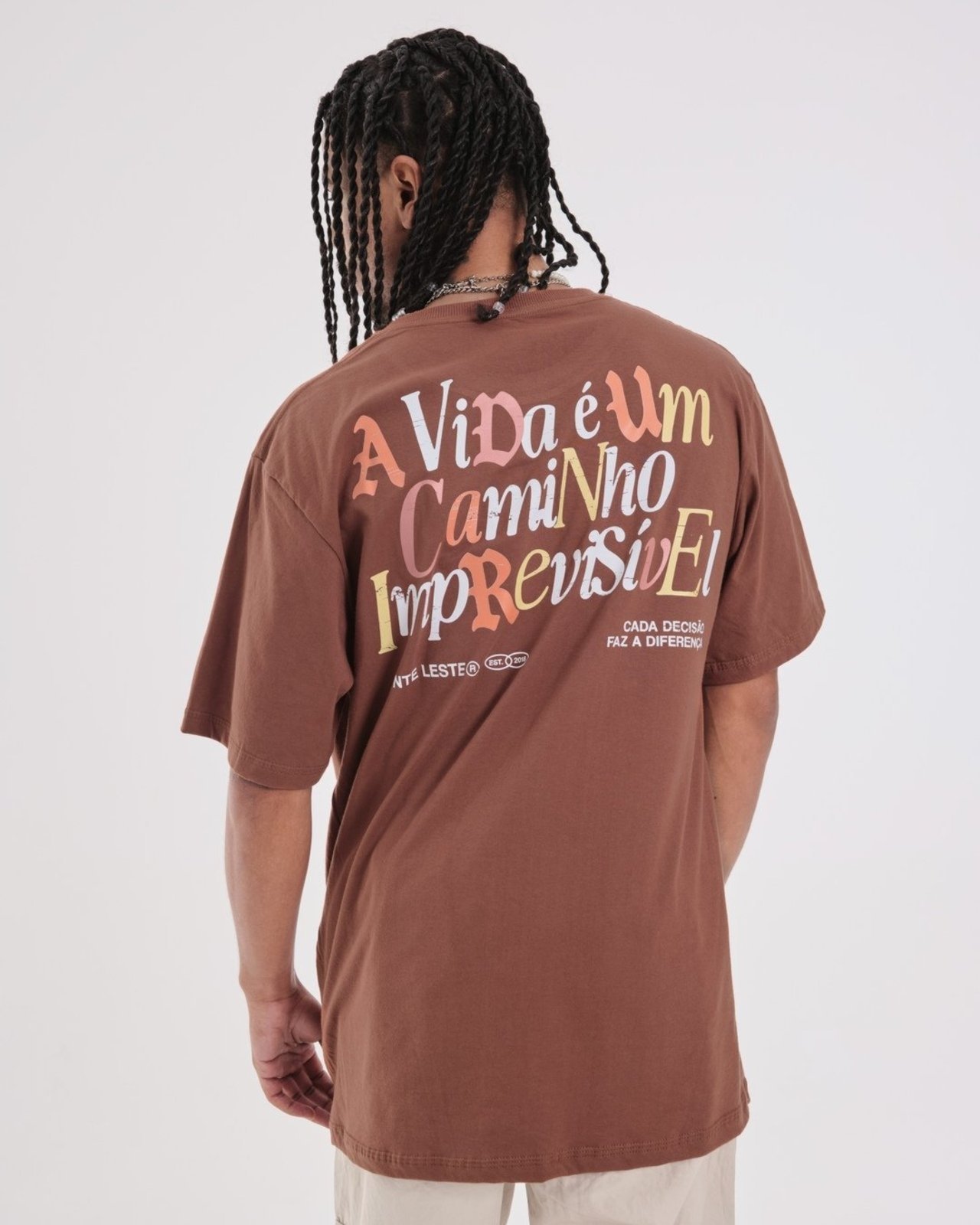 Camiseta Regular Estampada - Caminho Marrom