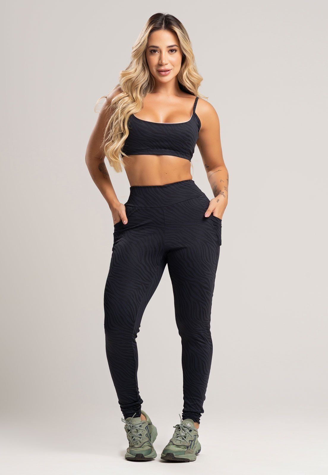 Calça Legging MVB Modas Cintura Alta Bolsos Feminina Jacquard Preto