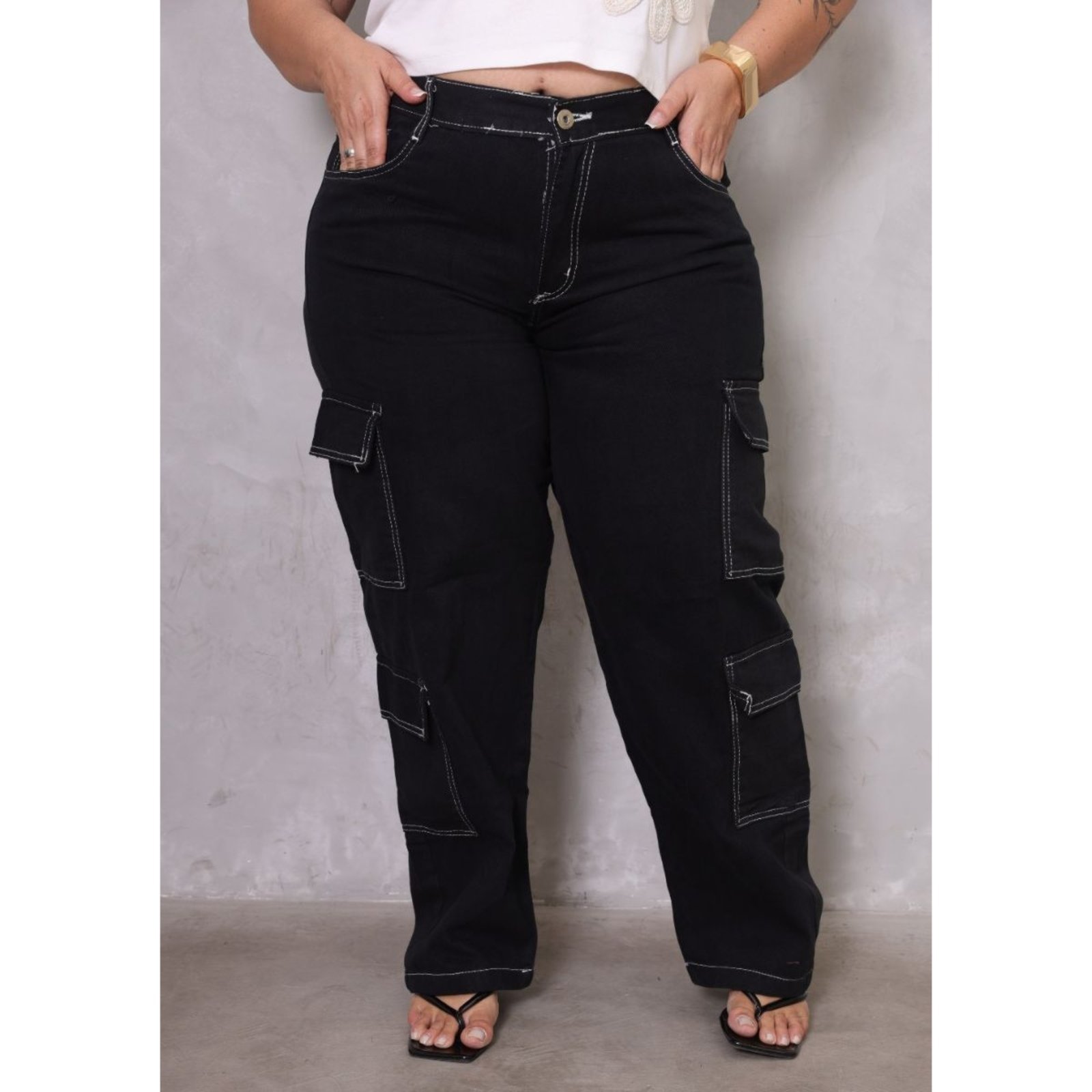Vista 2 Calça Cargo Feminina Plus Size Preta Sarja com Costura Branca Jeans Loka 4 Bolsos Laterais preto preto