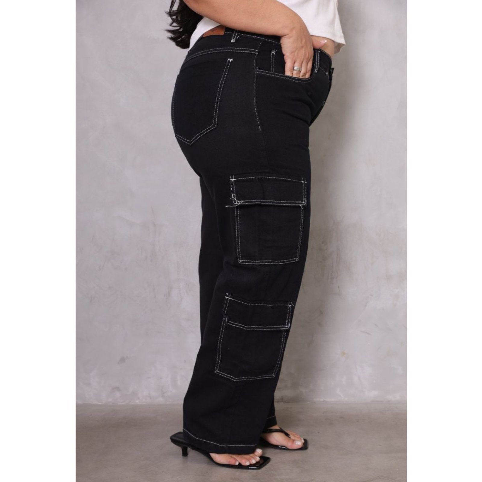Vista 3 Calça Cargo Feminina Plus Size Preta Sarja com Costura Branca Jeans Loka 4 Bolsos Laterais preto preto