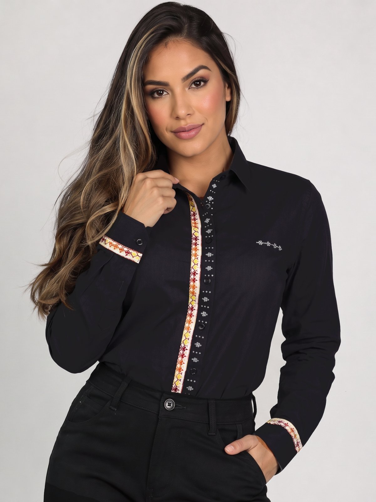 Camisa Social Preta Feminina com Bordado Inglês Vermelho Multicor com Fileira de Strass | Blusa com Manga Longa