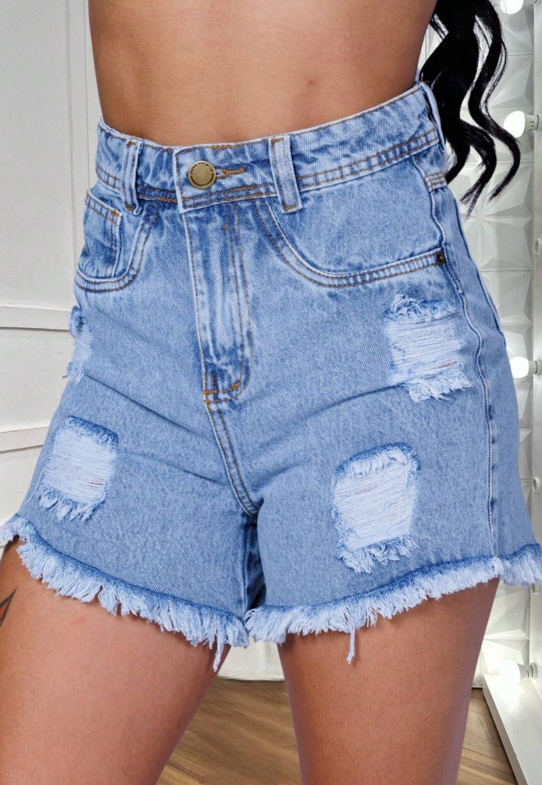 Short Jeans Feminino Cintura Alta com Detalhes Destroyed e Barra Desfiada