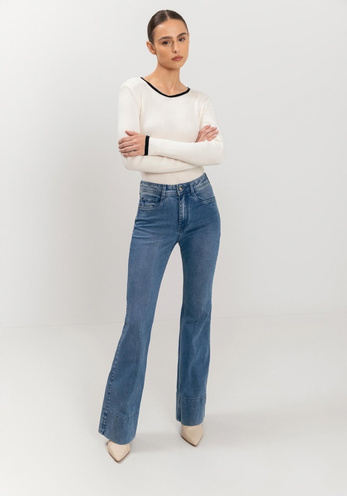 Calça Jeans Flare Com Cintura Alta E Bolsos Funcionais Calça Jeans Flare Com Cintura Alta E Bolsos Funcionais