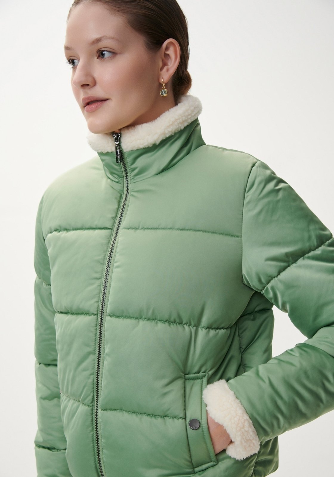 Jaqueta Puffer com Gola Pelo e Bolsos